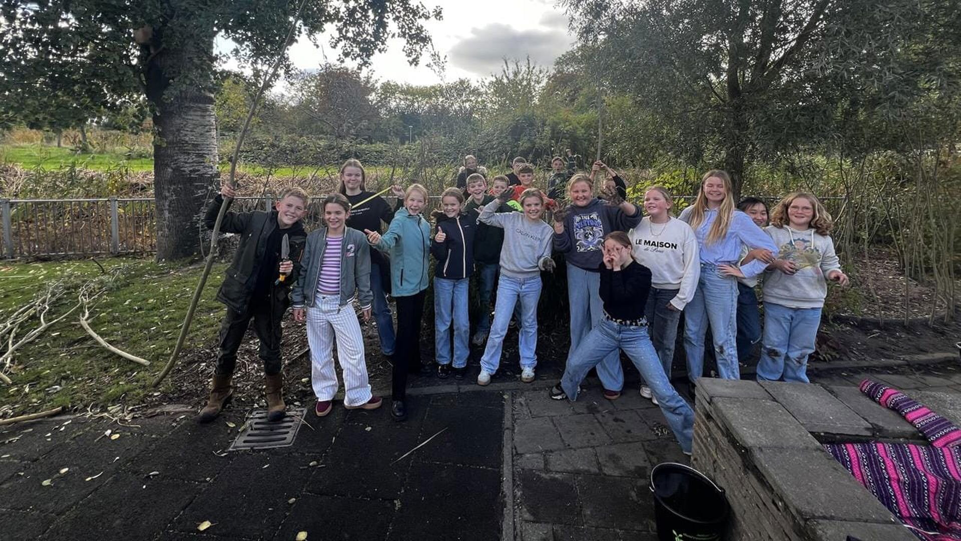 Groep 8 van Basisschool De Bron uit Bolsward bouwt wilgenhutten op het schoolplein