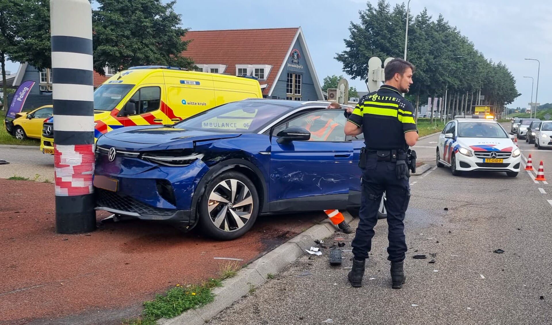 Automobilist rijdt door rood en veroorzaakt ongeval op Lorentzstraat in ...