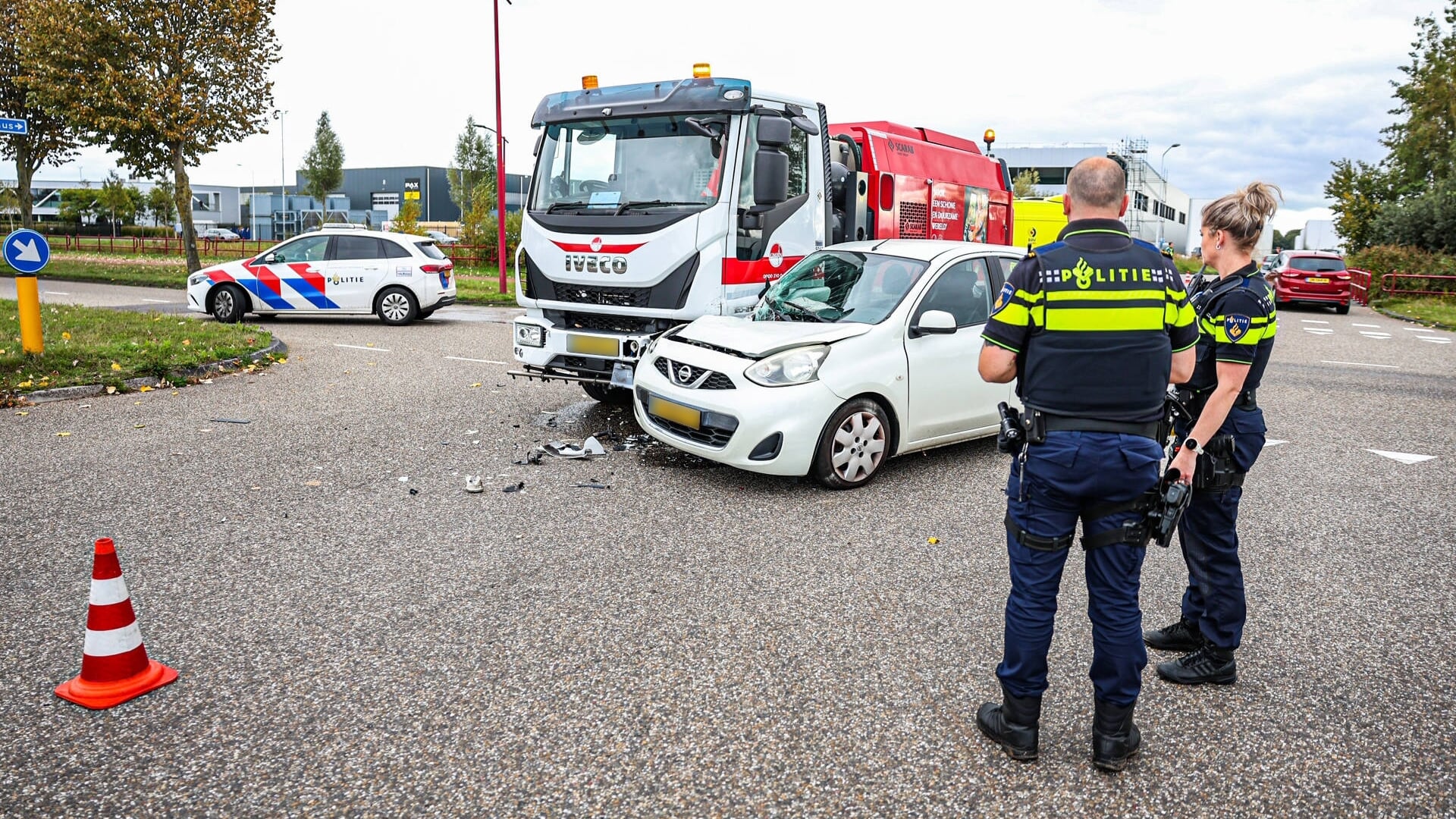 Auto en vrachtwagen in botsing op Saturnus in Heerenveen