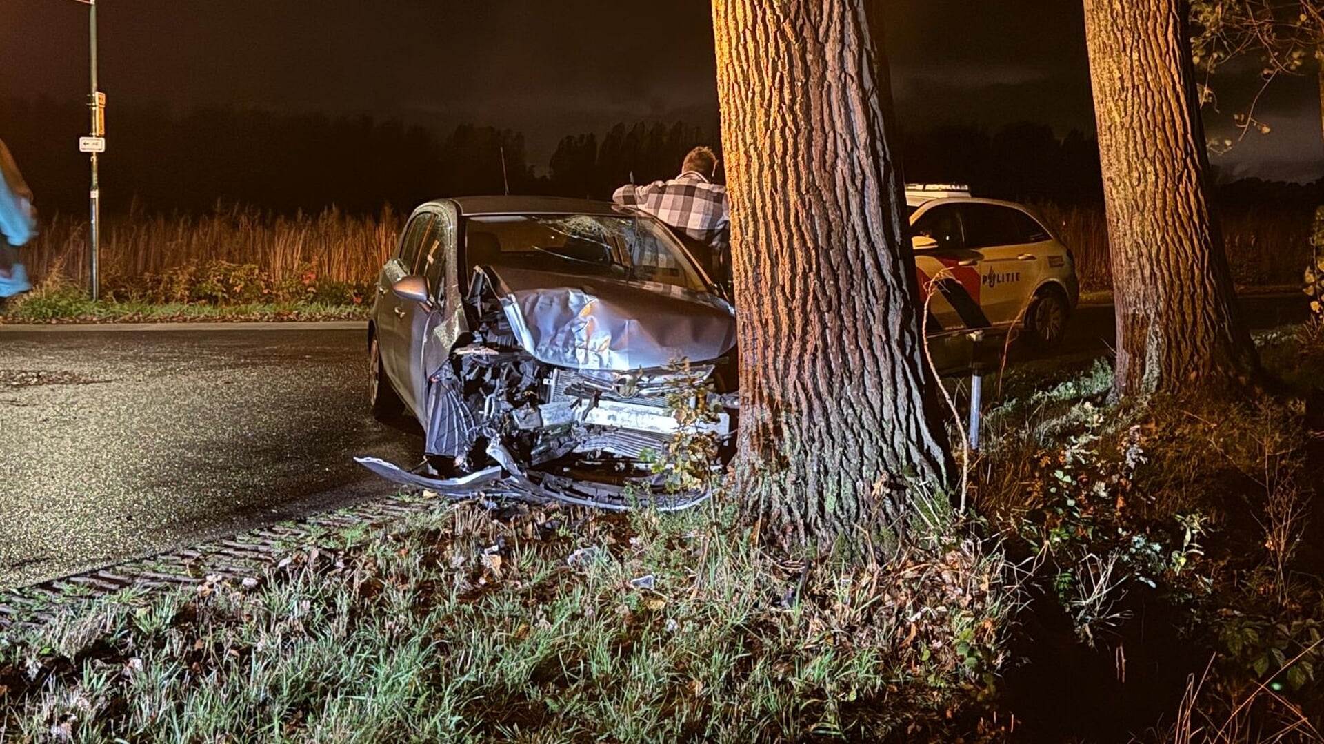 Gewonde bij botsing tegen boom in Beek en Donk