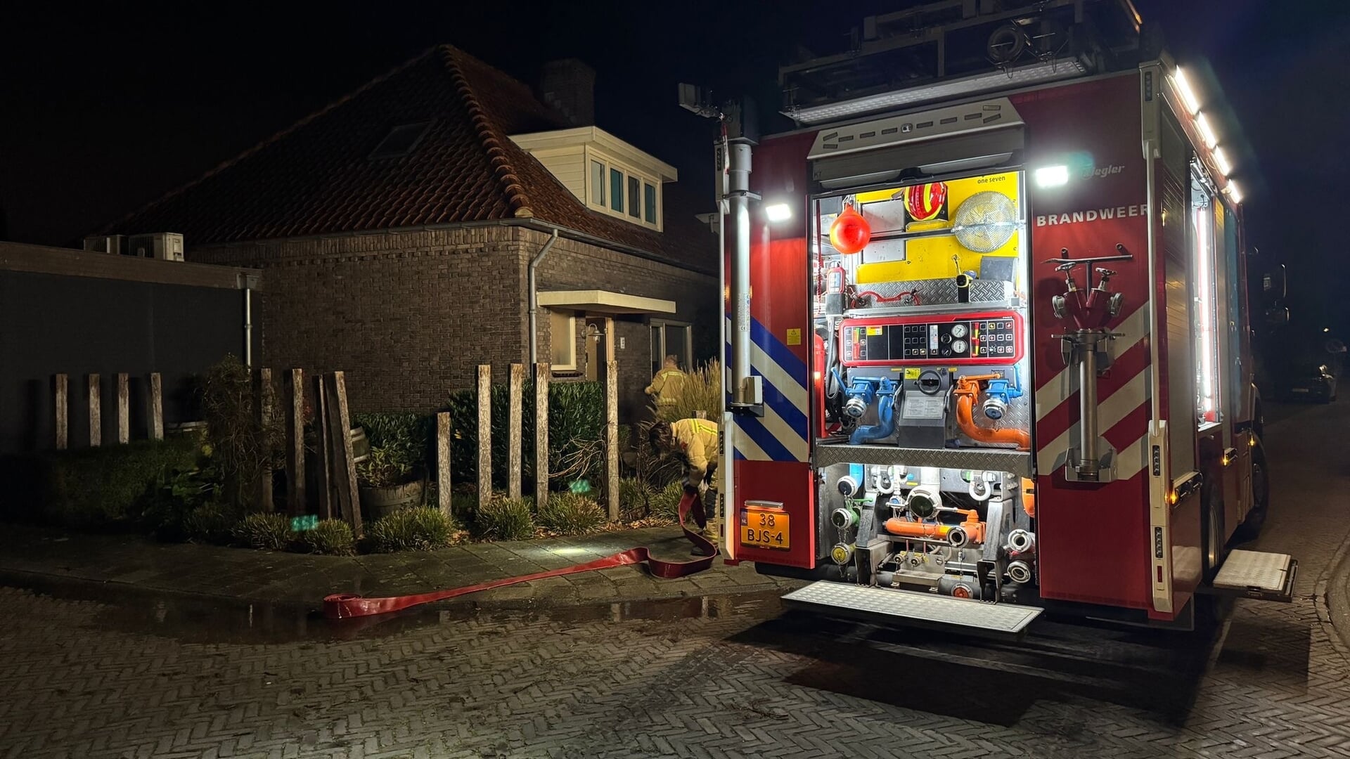 Kelder stroomt vol water in Beek en Donks huis; brandweer ter plaatse