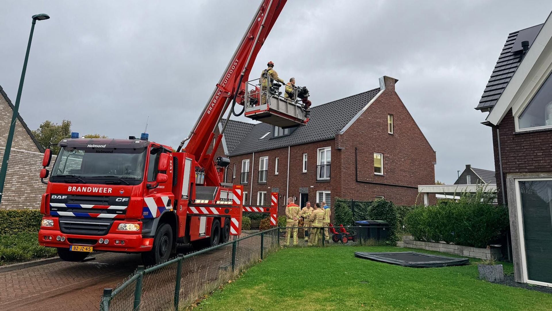 Losgeraakte schoorsteenkap zorgt voor inzet brandweer in Mariahout