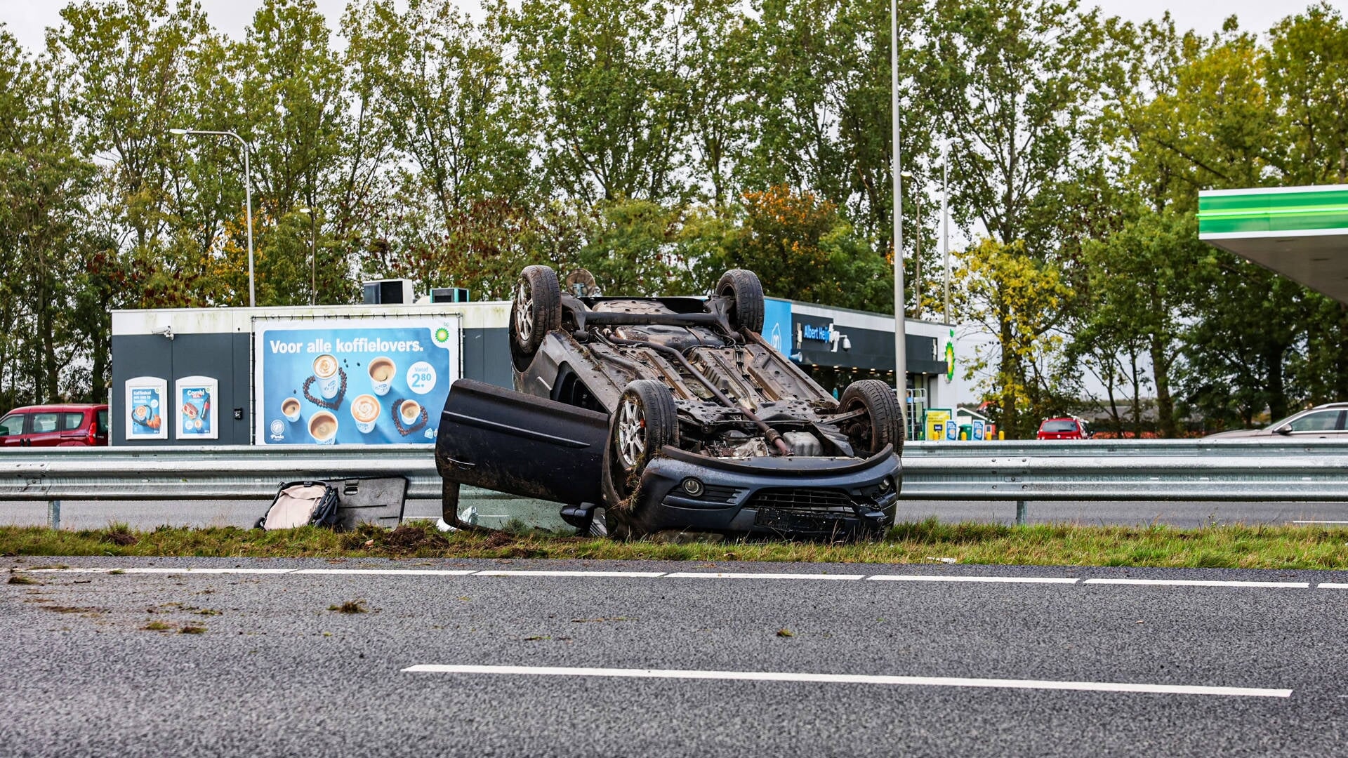 Auto belandt op de kop op A7 bij ongeval
