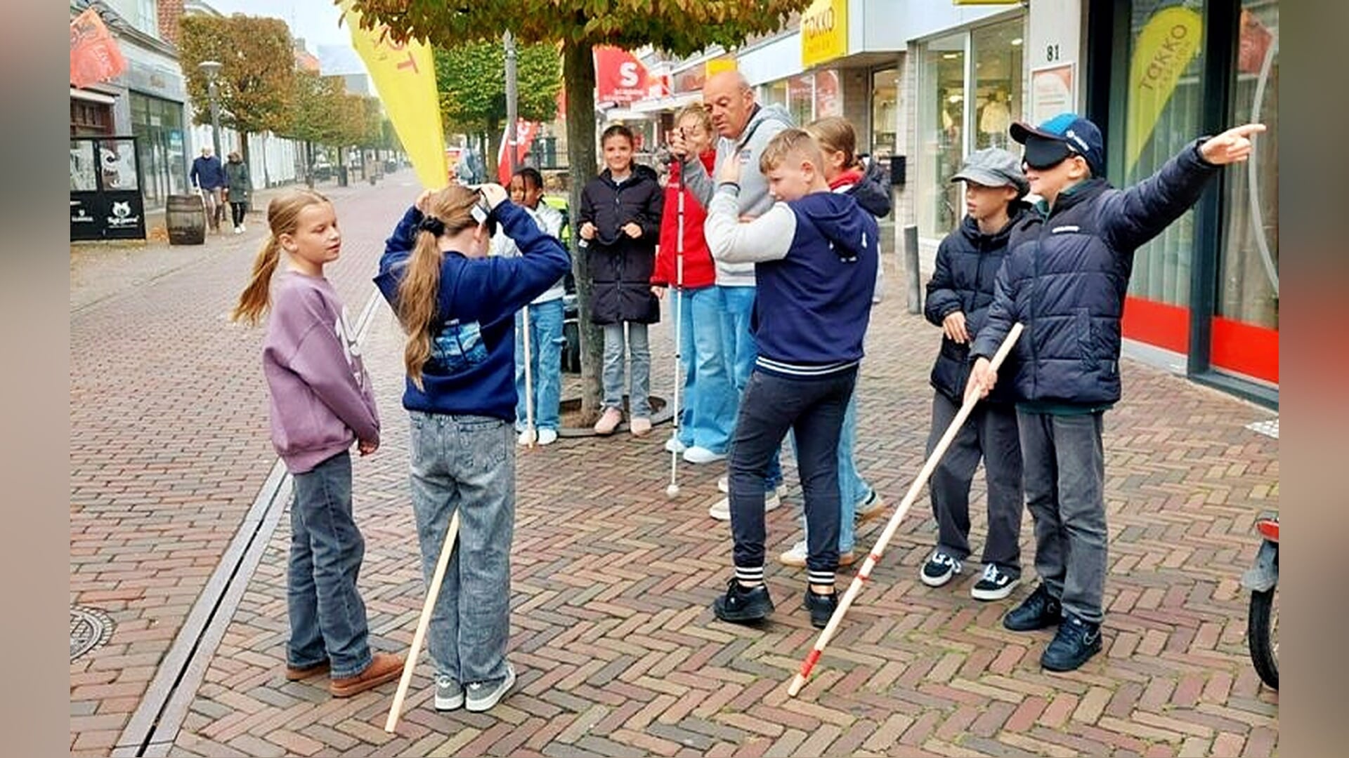 Met een blinddoek door de Midstraat: leerlingen ervaren hoe toegankelijk Joure is
