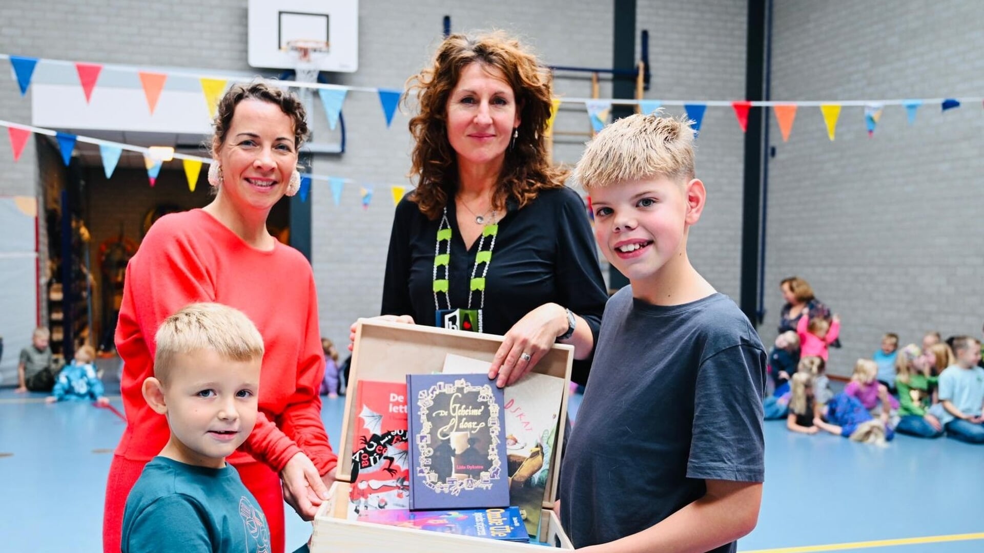 Eerste boekenkist uitgereikt door wethouder Hedwich Rinkes
