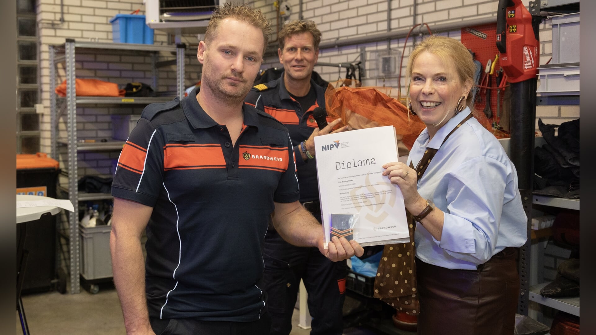 Jubilarissen brandweer Jubbega in het zonnetje gezet