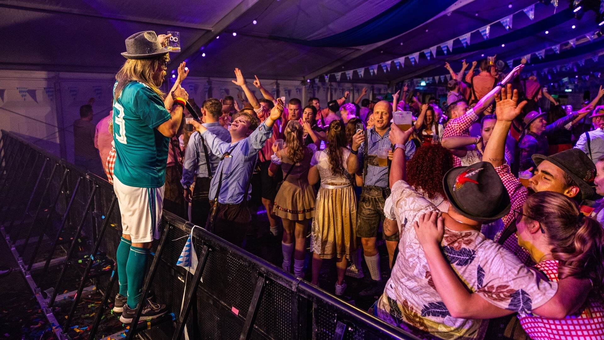 FOTO’S | Duitse Gezelligheid bij eerste Oktoberfest op de Merk in Joure