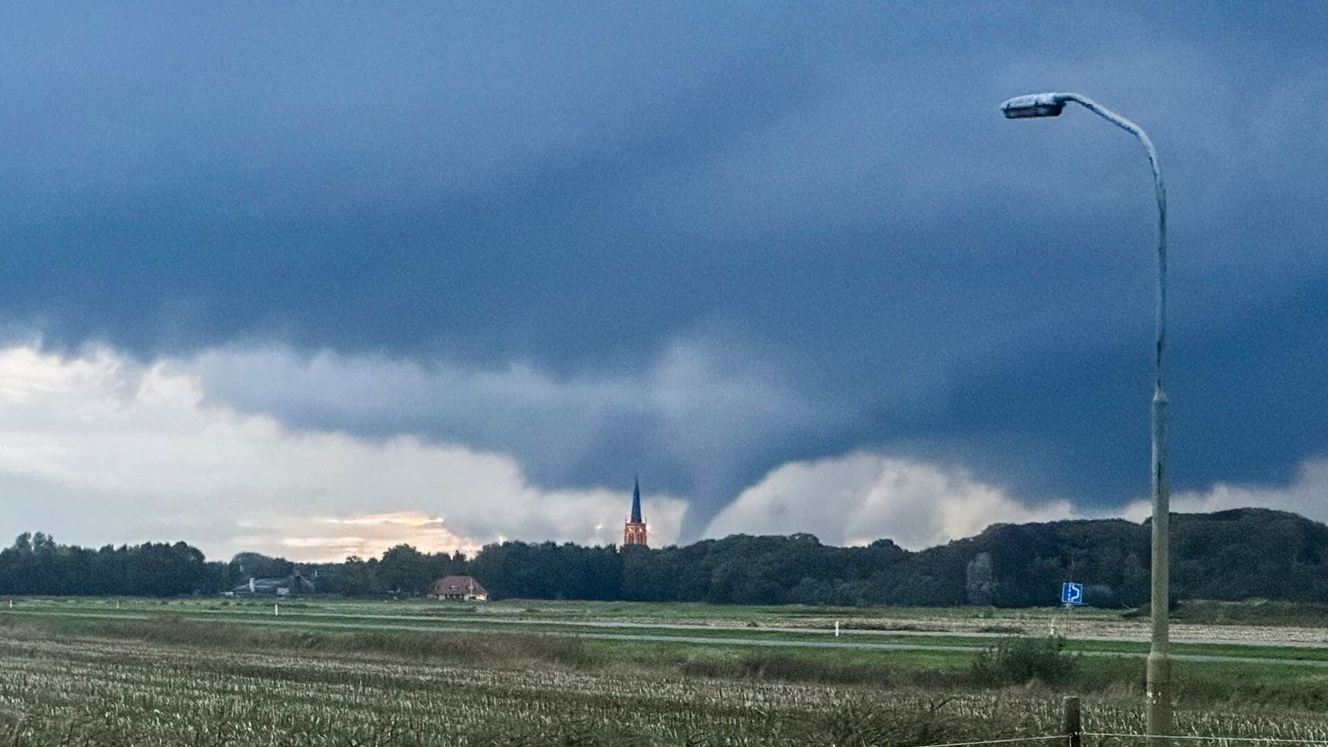 VIDEO | Waterhoos bij Langweer en Sint Nicolaasga: “Zo heb ik het nog nooit gezien”