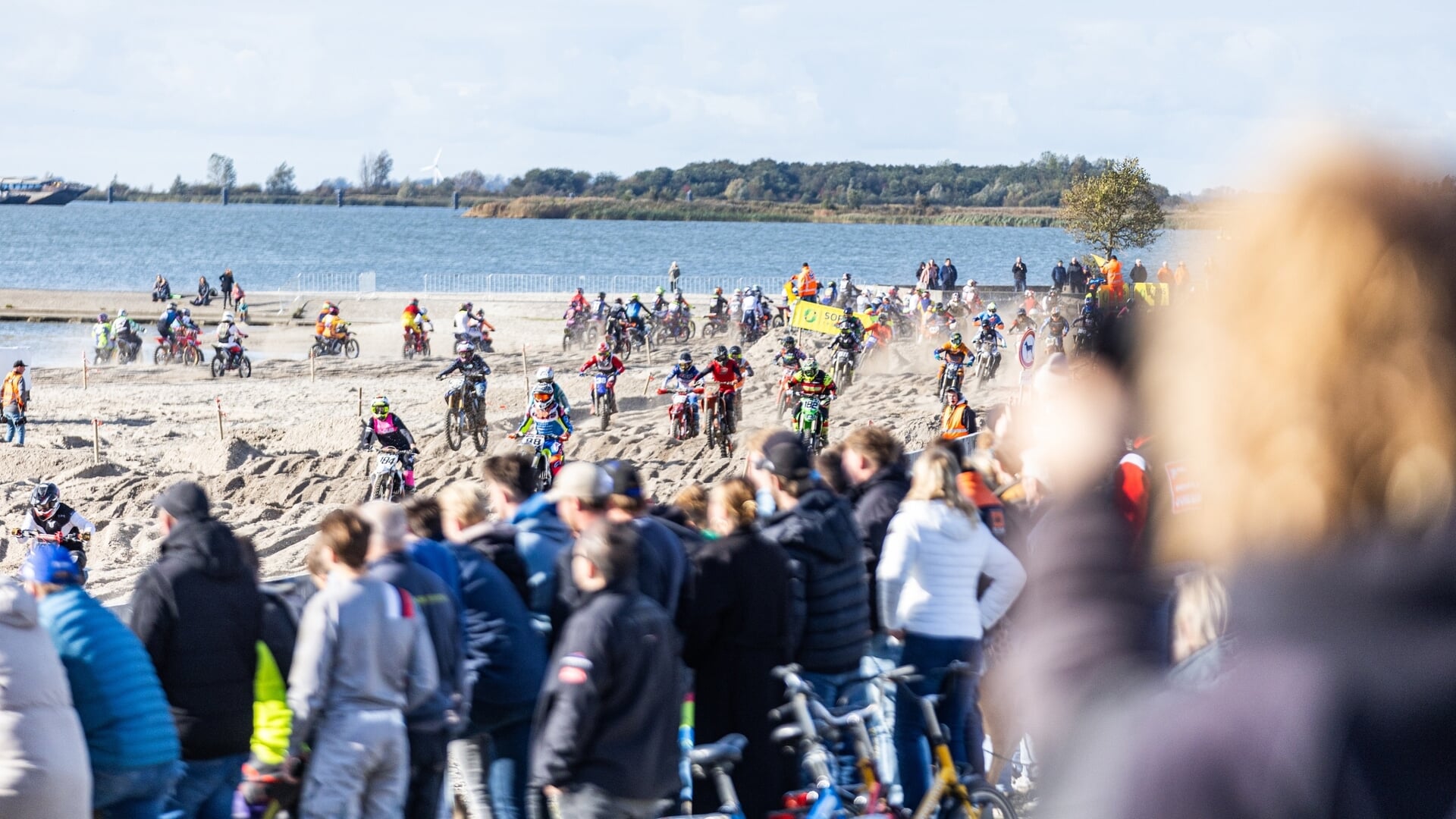 FOTO’S | Strandcross Lemmer trekt veel publiek en levert spektakel op