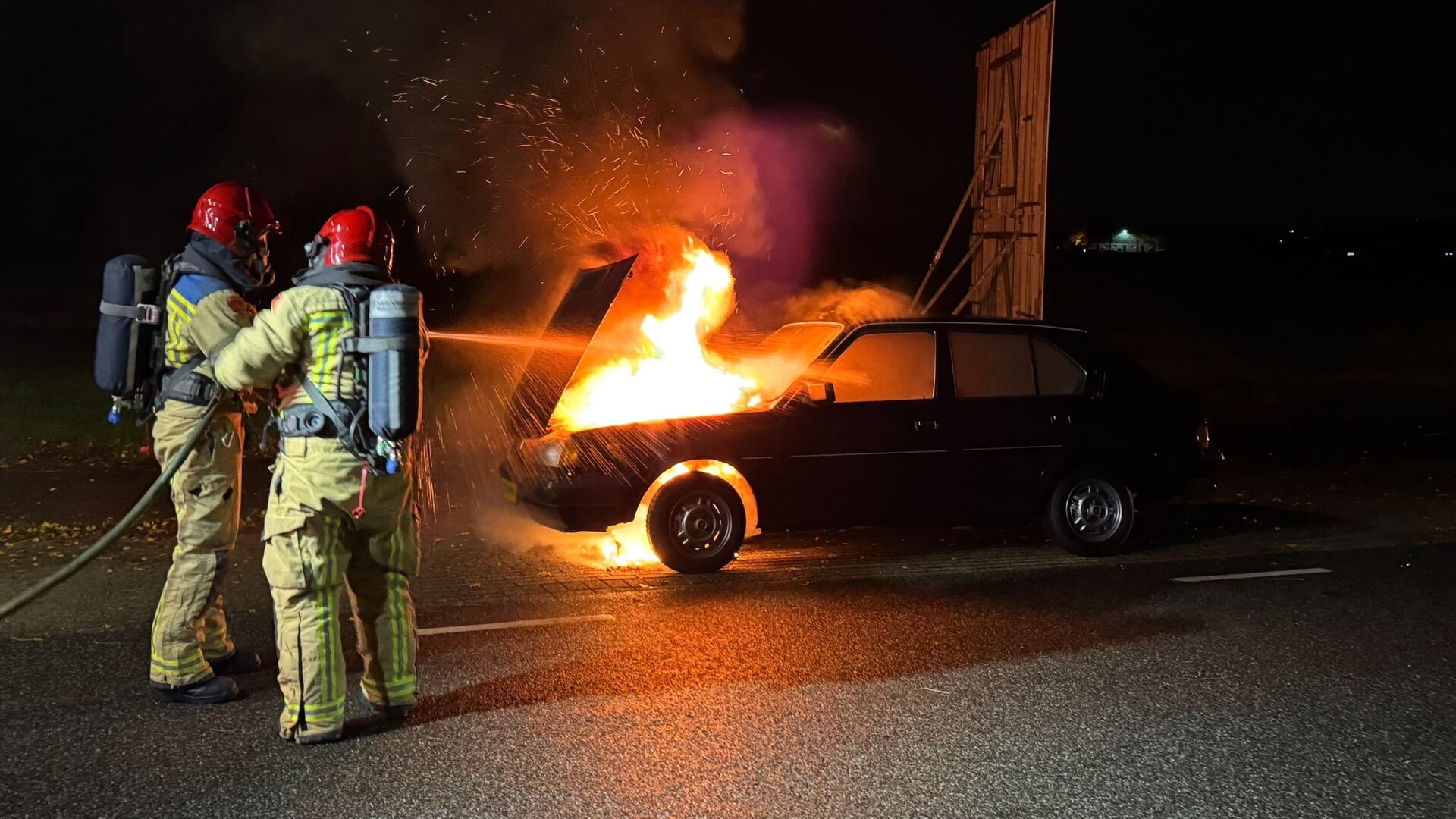 Oldtimer vliegt in brand tijdens het rijden in Beek en Donk