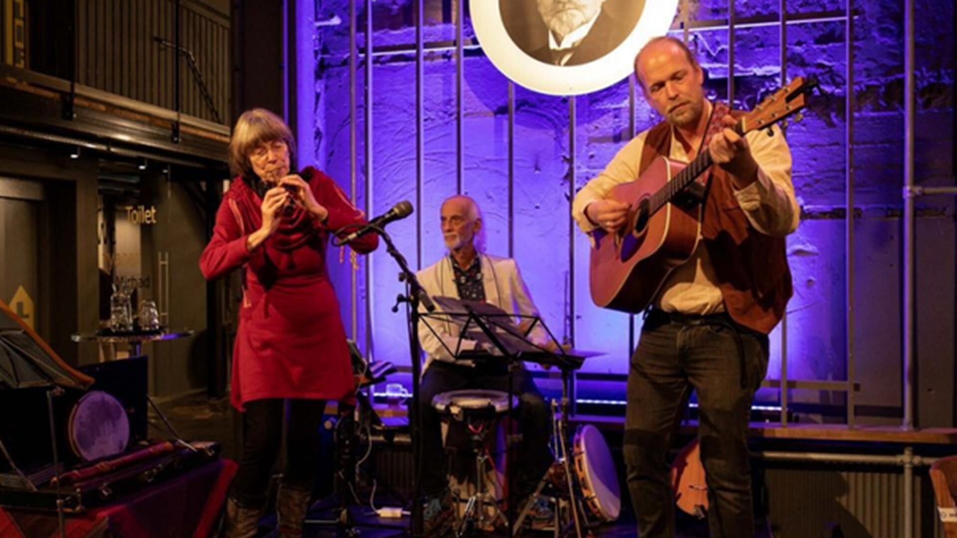 Muziekgroep Minnewit in kerk Goënga met verrassende lichte muziek uit vroeger eeuwen