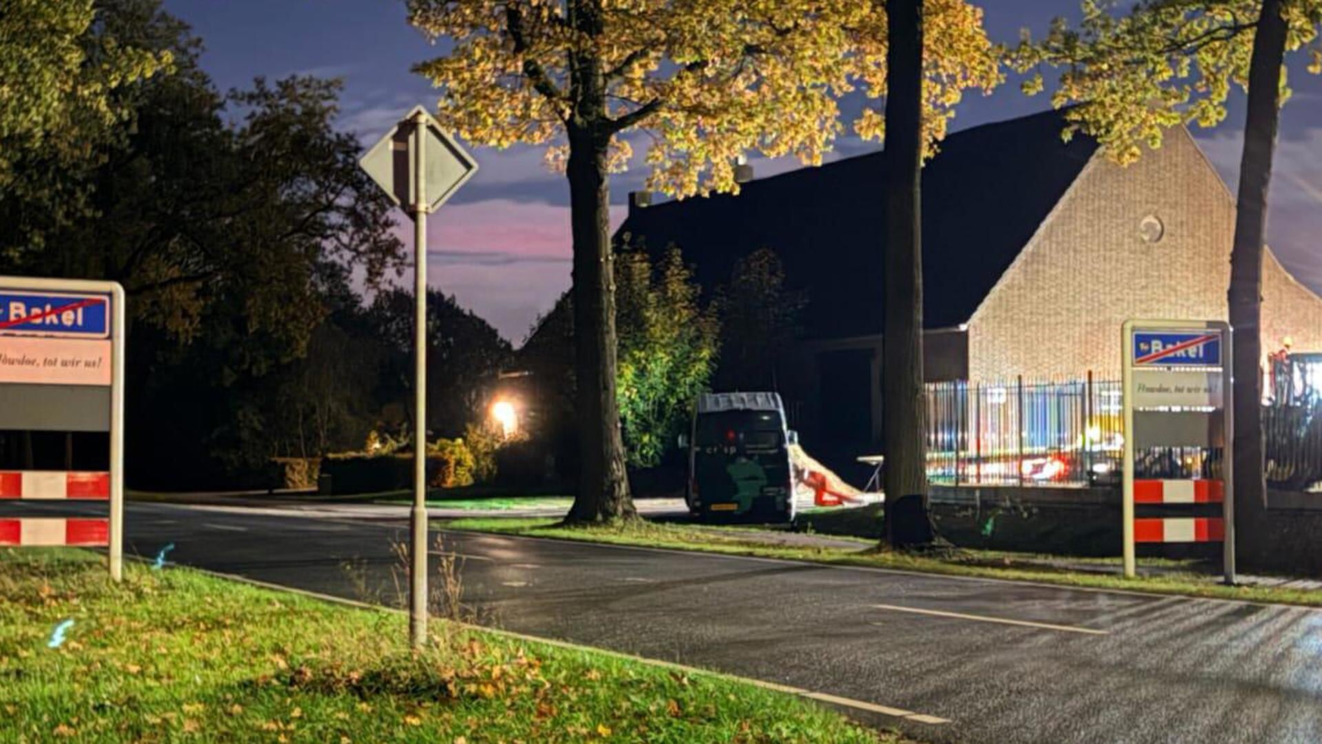 Bestelbus belandt in sloot op boerenerf in Bakel