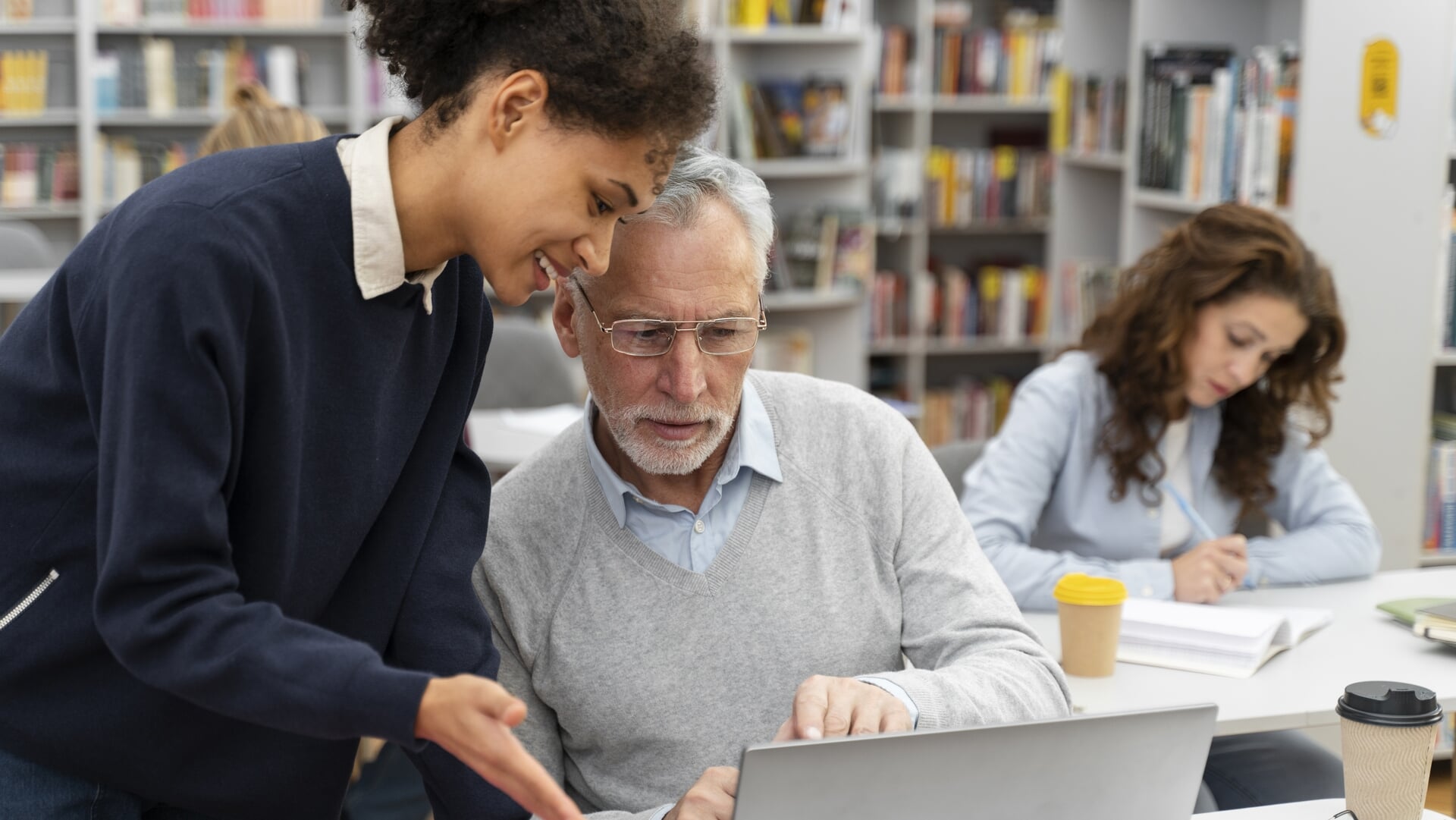 Iedereen digitaal vaardig: inwoners kunnen gratis leren computeren in Bibliotheek Wommels