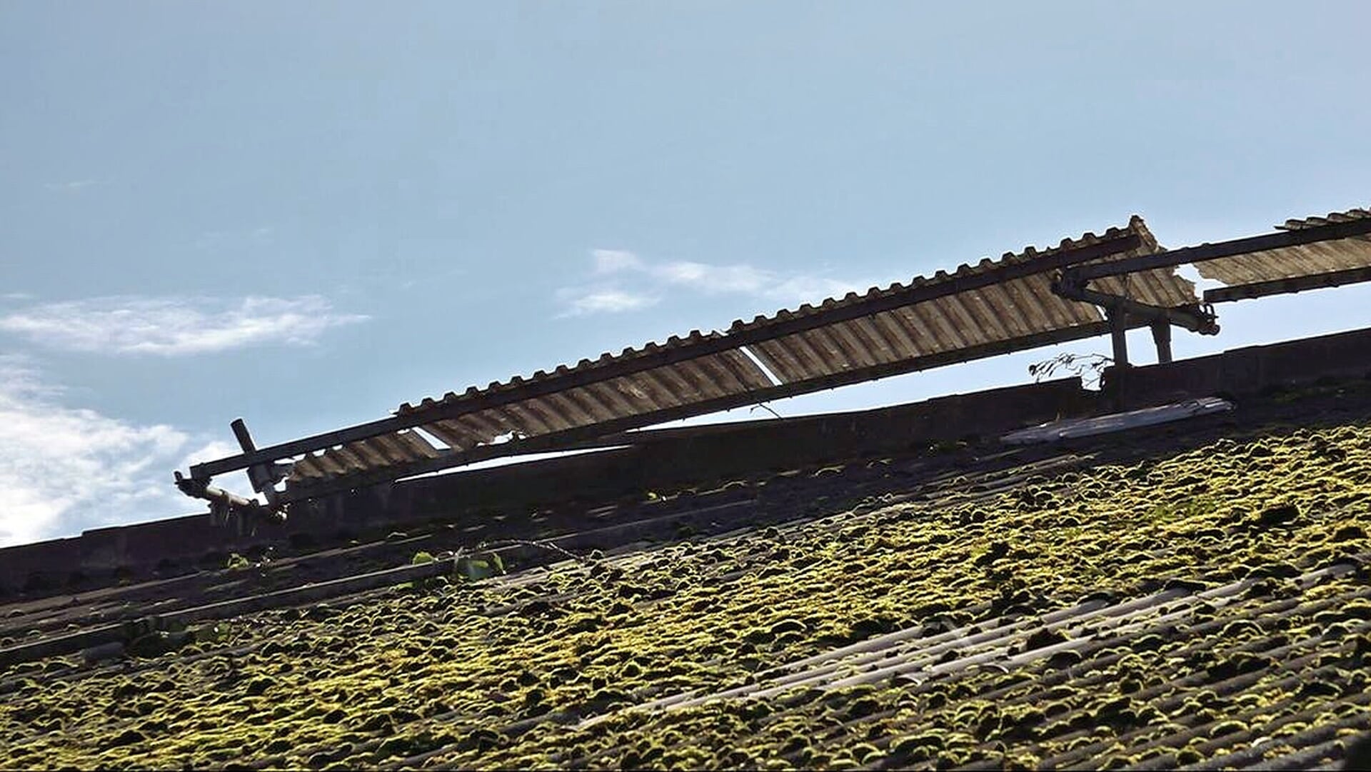 Tornado treft boerderij bij Langweer: flinke schade, maar niemand gewond