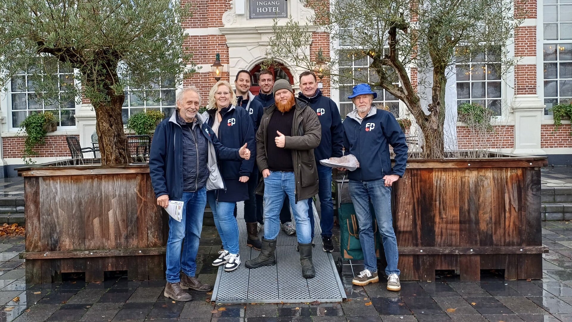 Aant Jelle Soepboer met flyers, stickers en suikerbrood op pad in Heerenveen