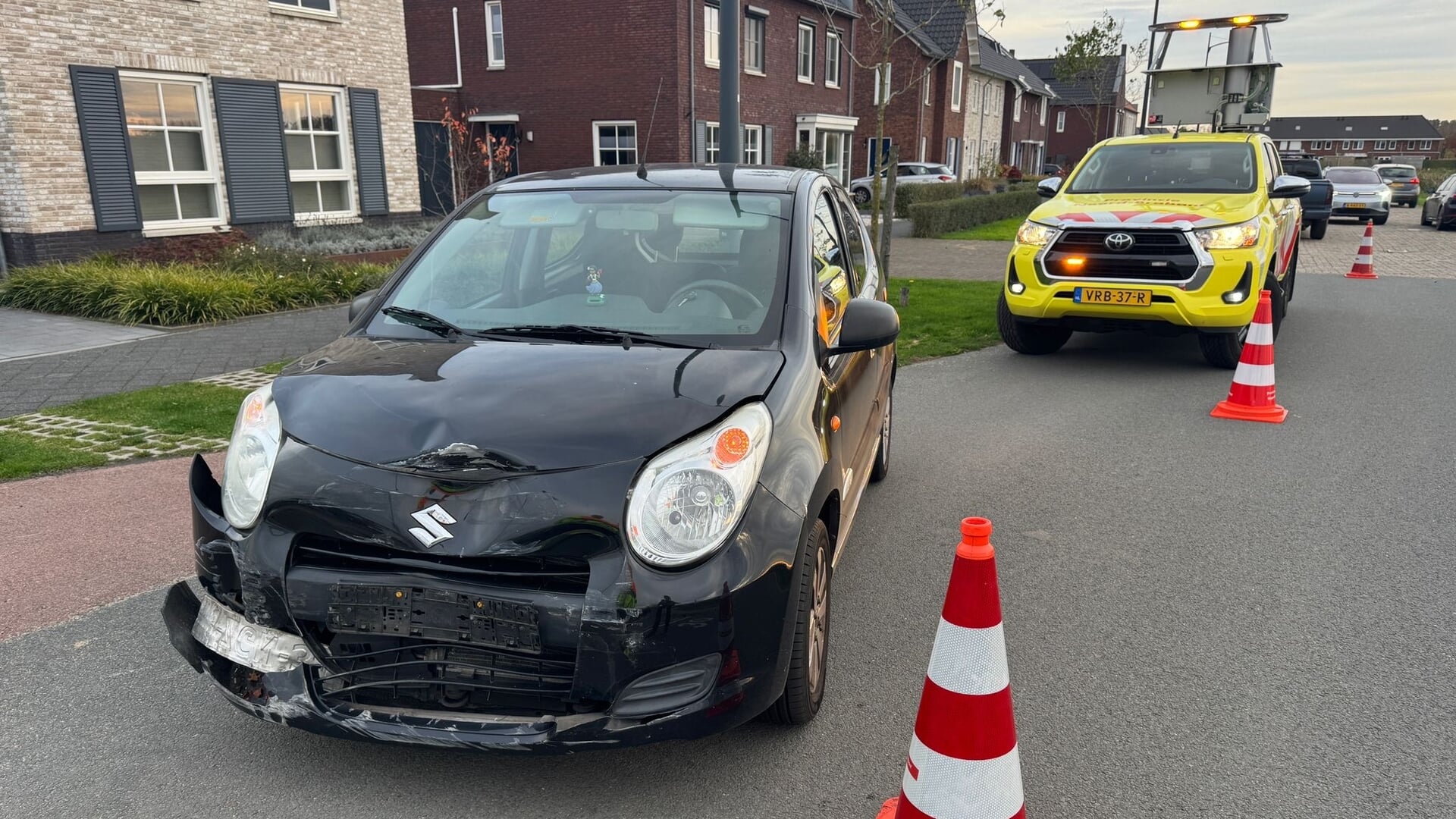 Auto botst op bestelbus in Beek en Donk