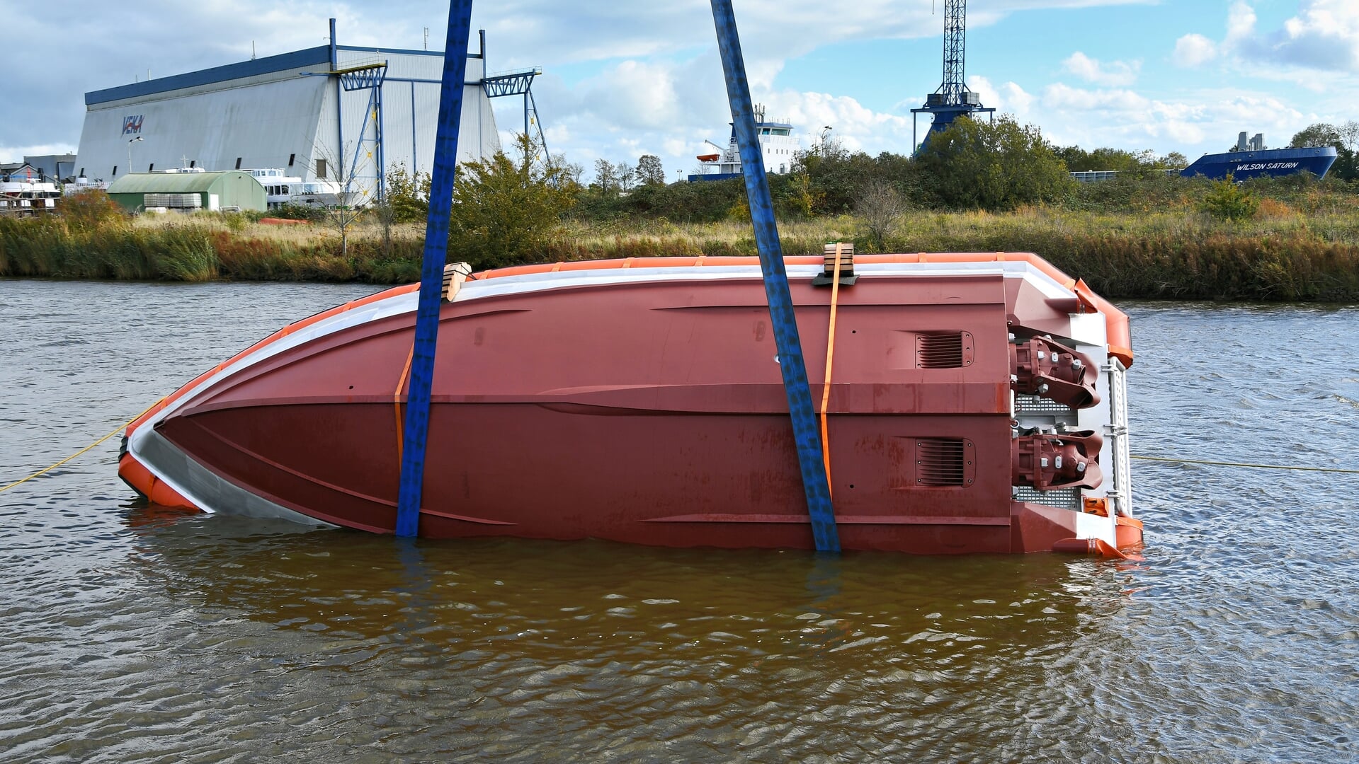 VIDEO/FOTO’S | Nieuwe reddingboot KNRM Lauwersoog slaagt glansrijk voor kantelproef in Lemmer