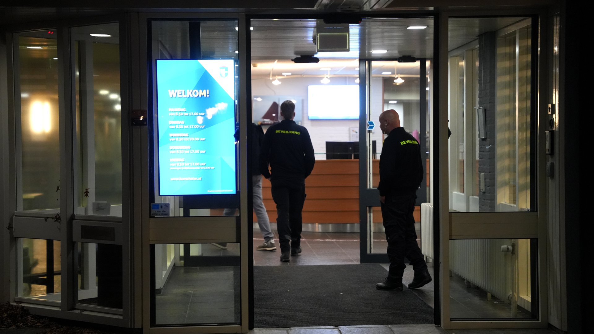 Beveiliging aanwezig bij commissievergadering over AZC in Bunschoten