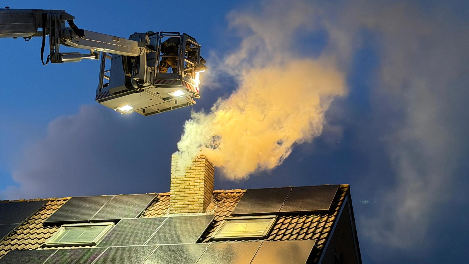 Forse schoorsteenbrand aan de Meerkoetweg in Heerenveen