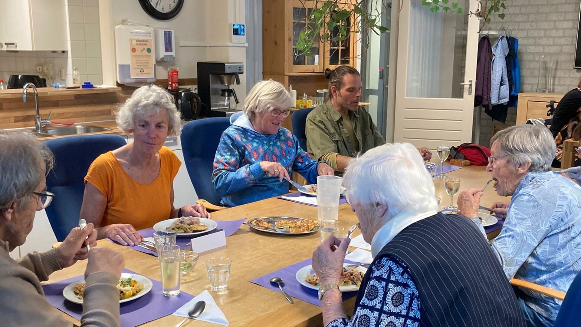 Koken en samen eten in Bloeizone Beetsterzwaag: ontmoeting aan tafel