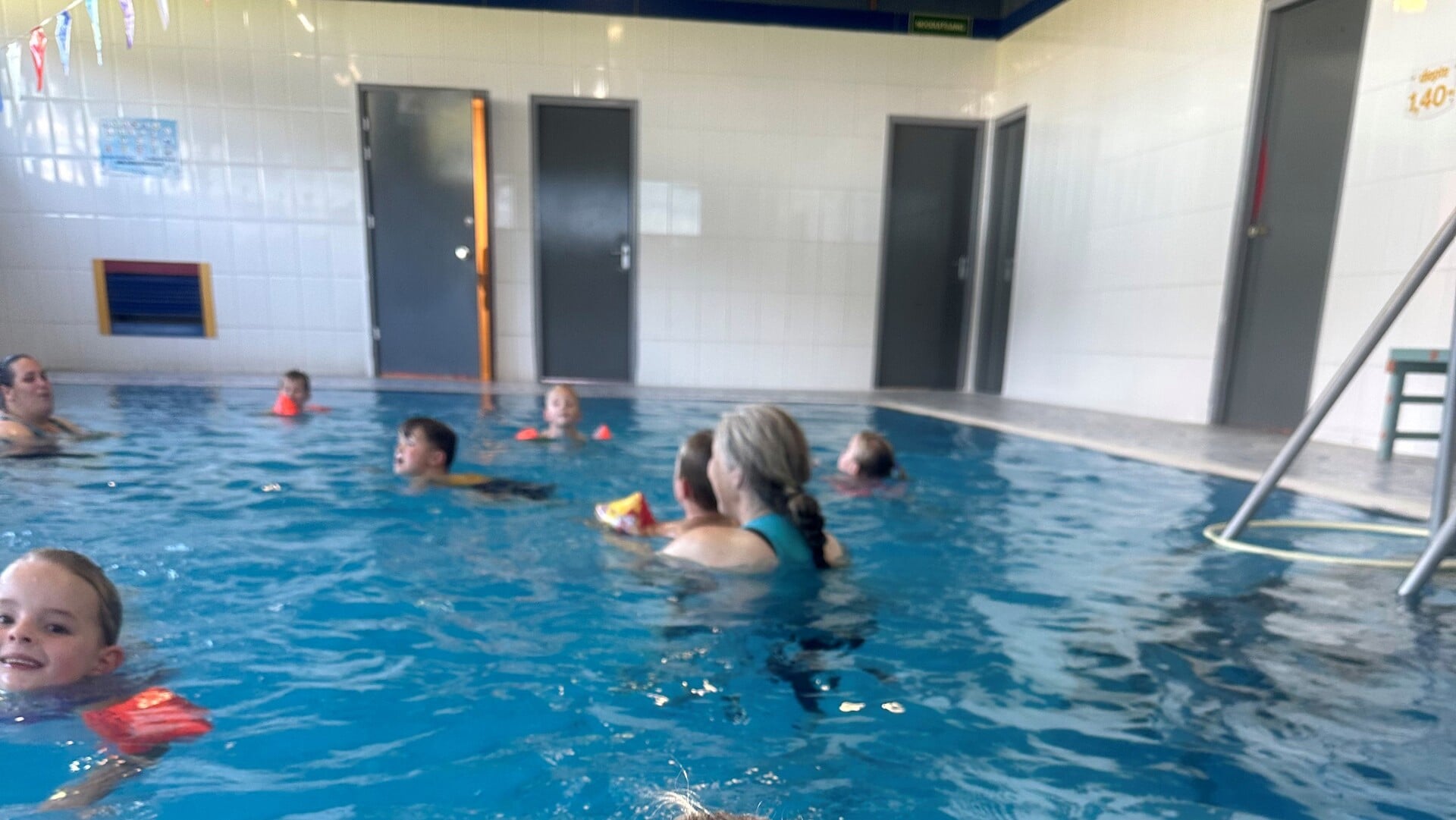 Zwemschool Splash in Sneek groeit: meer lessen persoonlijke aandacht én flink ‘splash plezier!’