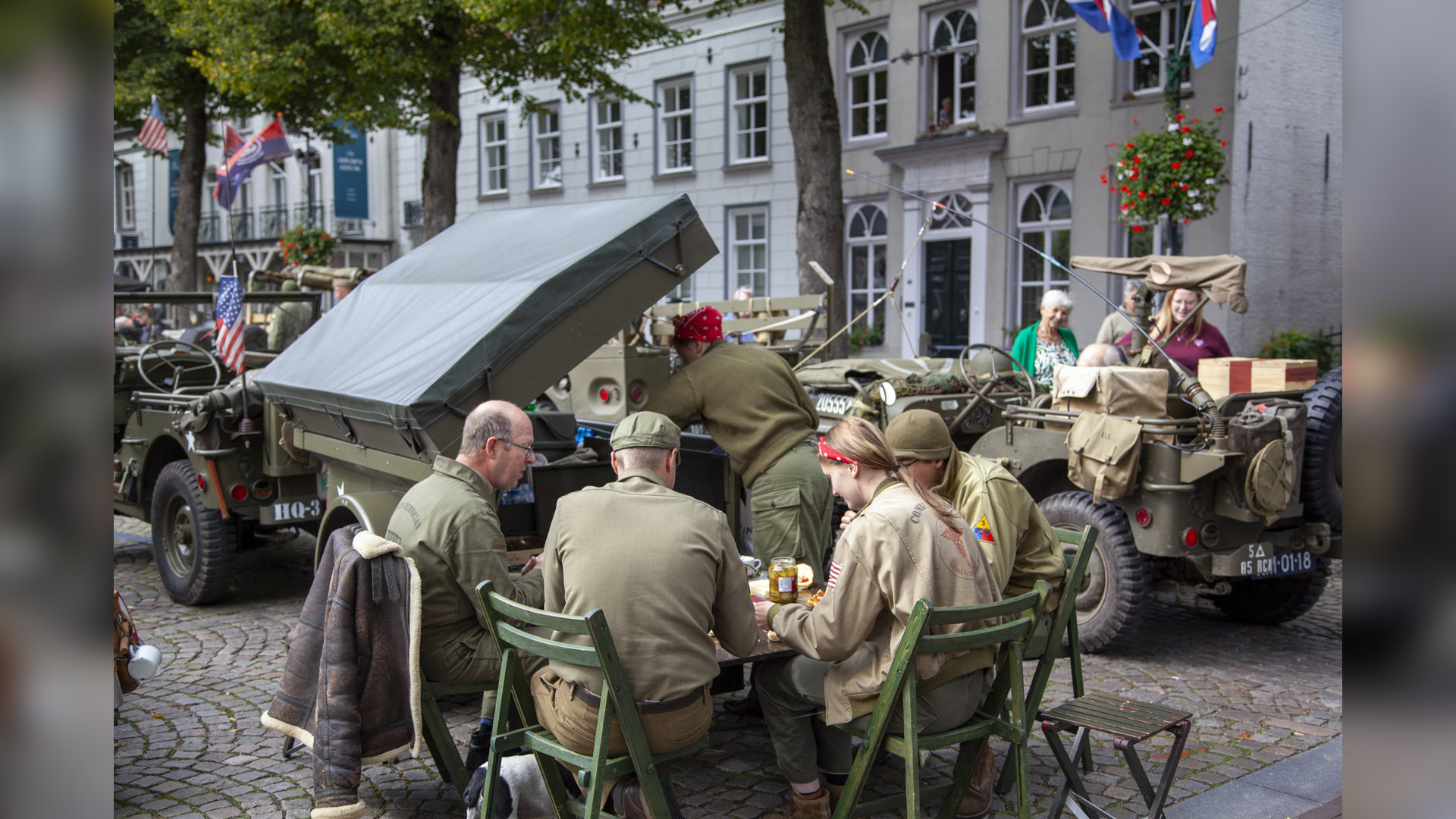Een-bijzonder-konvooi-legt-aan-in-Rooi