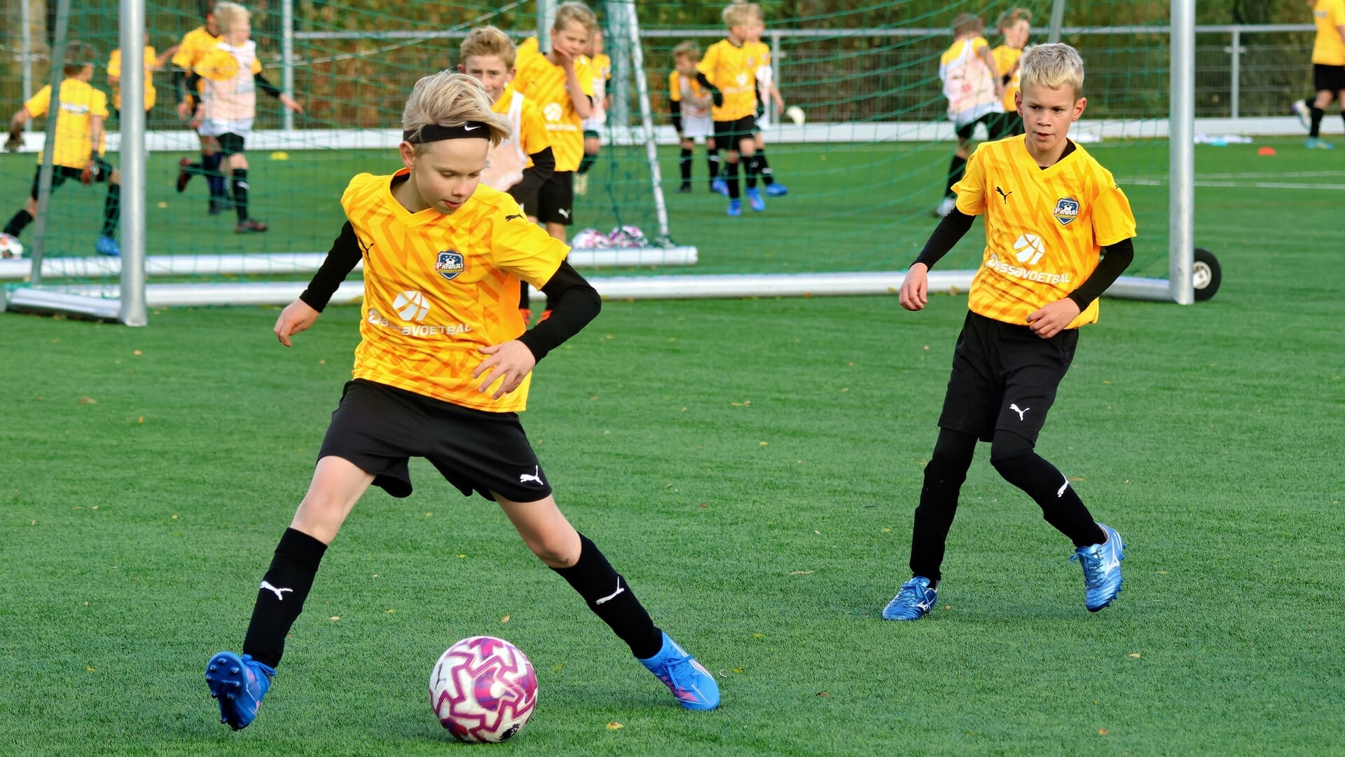 FOTO’S | Jonge voetballers schitteren bij PANNA! Sterrenteam in Lemmer