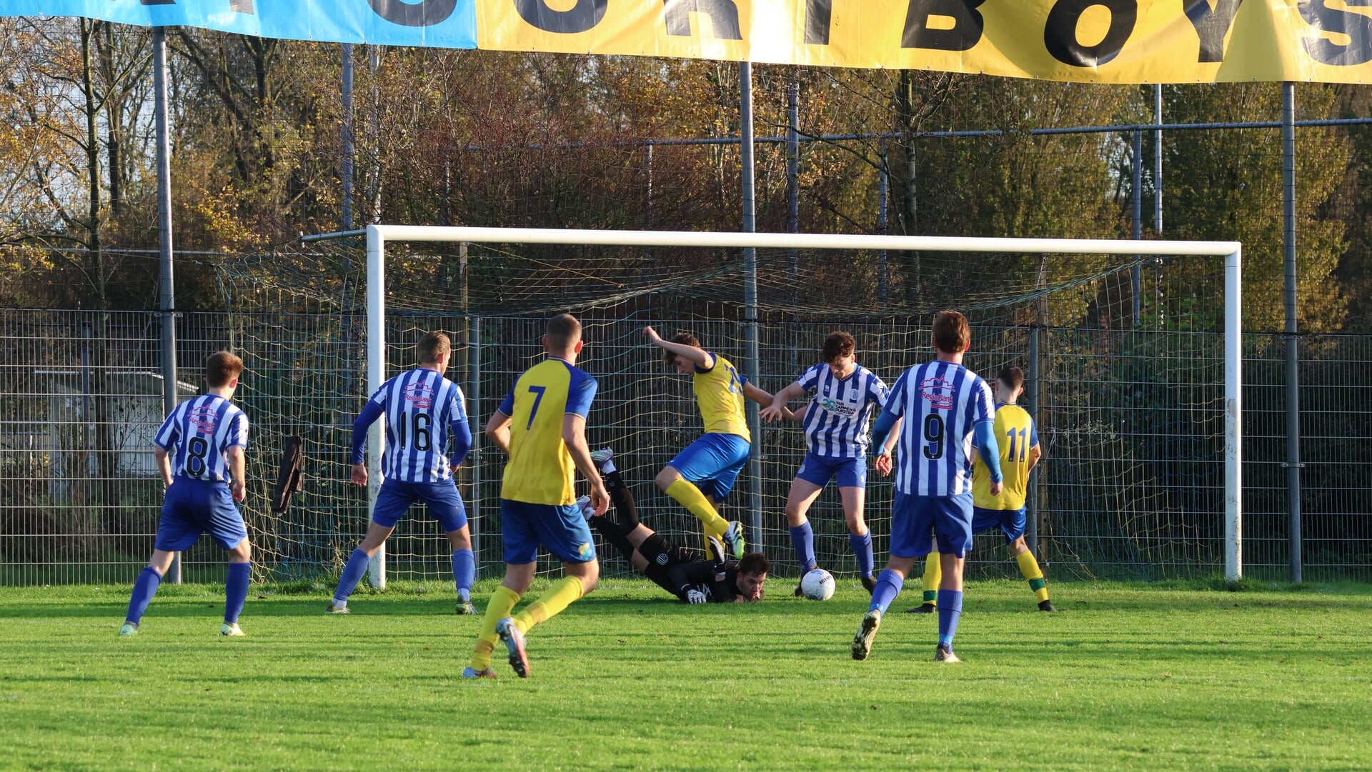Voetbaluitslagen uit de regio Súdwest: Stevige tik voor ONS Sneek en eerste verliespartij voor Oever