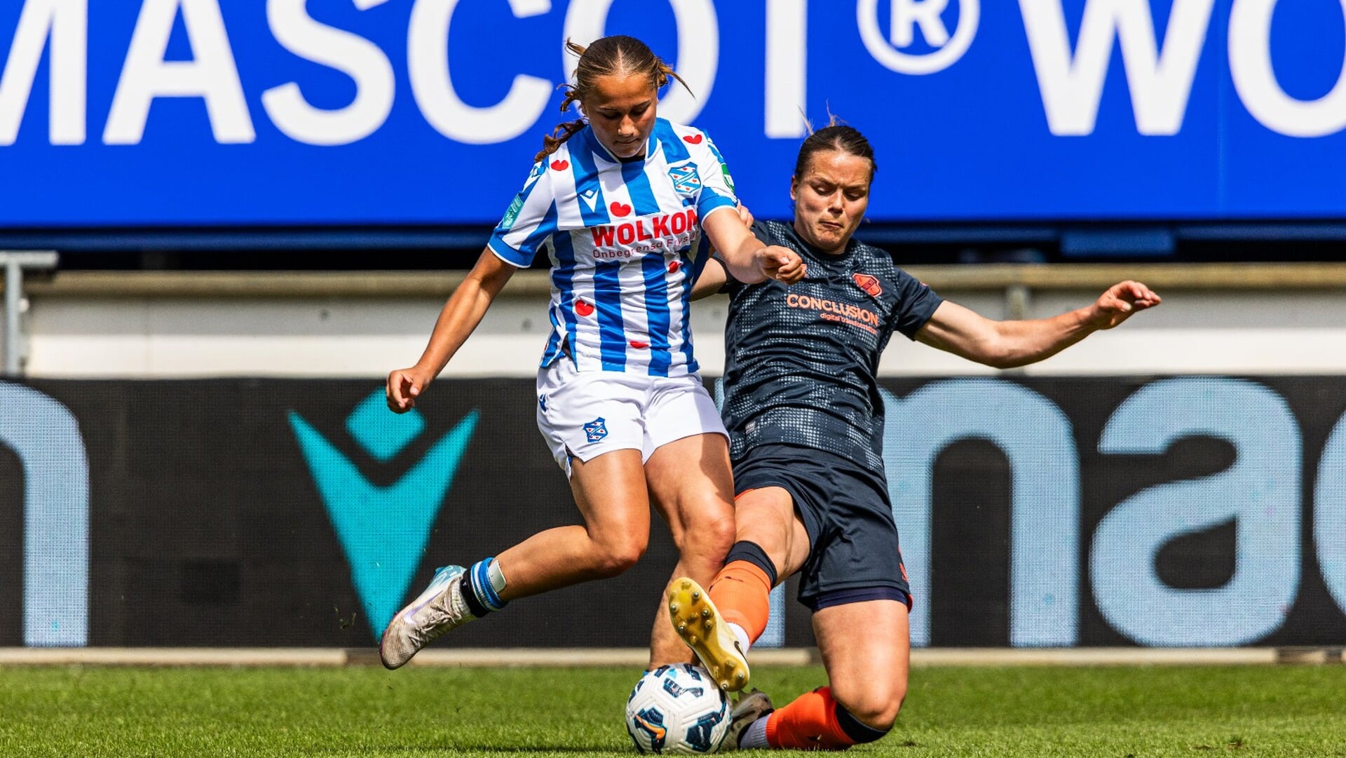 Aymee Altena met Oranje O17 naar halve finale WK na sensationele comeback