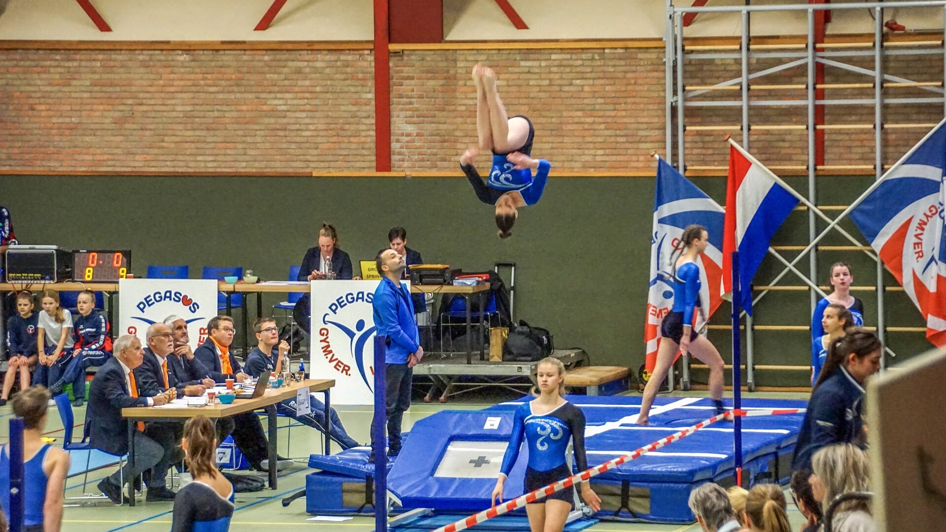 Spectaculair groepsspringen in Lemmer tijdens plaatsingswedstrijd
