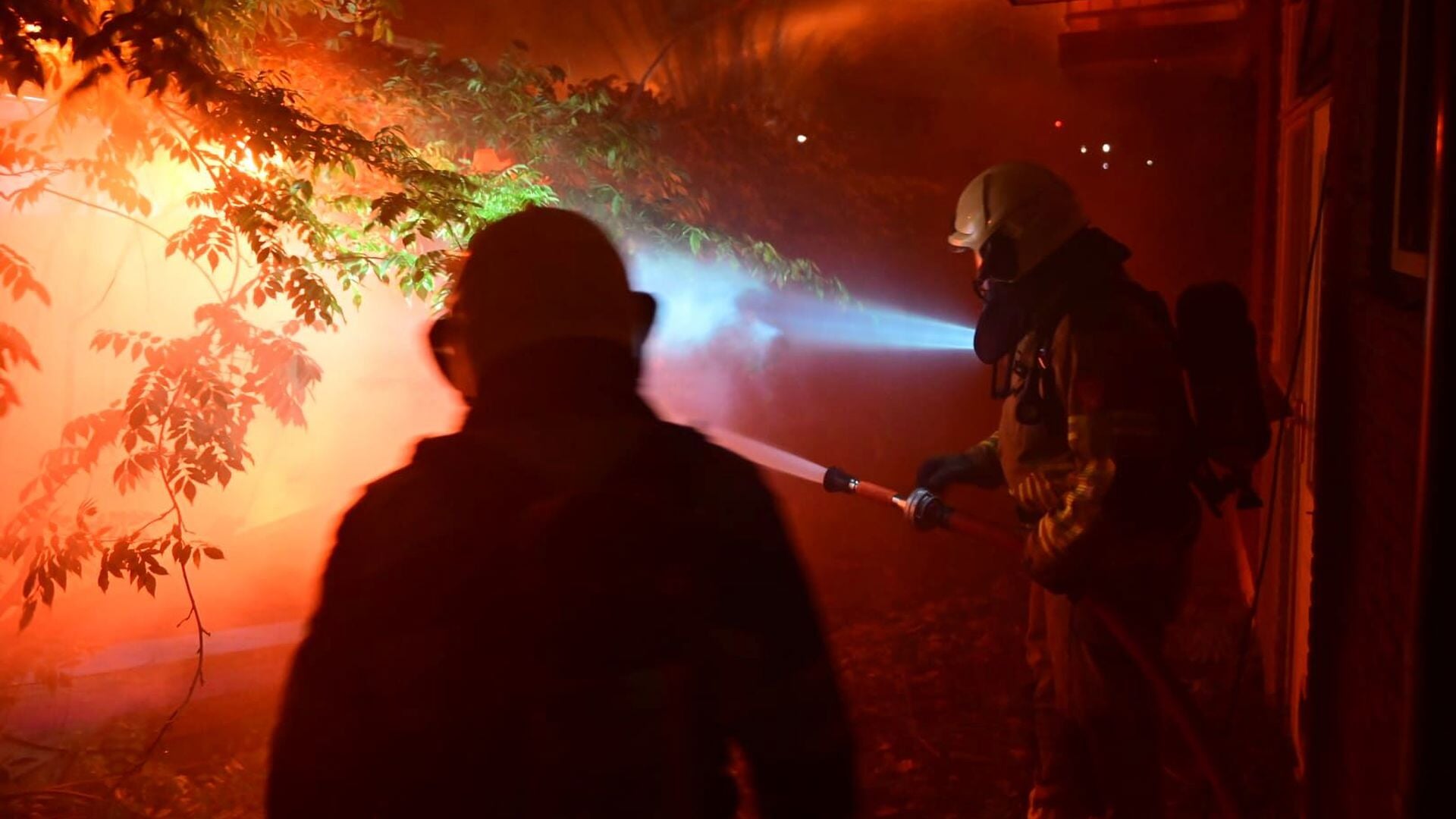 Grote brandweeroefening in de wijk Het Eiland (Foto’s)