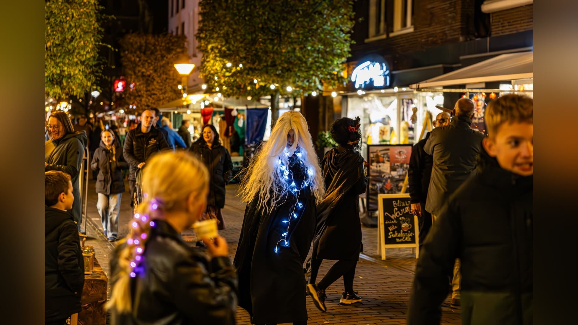 FOTO’S | Halloweenfeest betovert Joure: “Nog nooit één waar zóveel enthousiasme was”