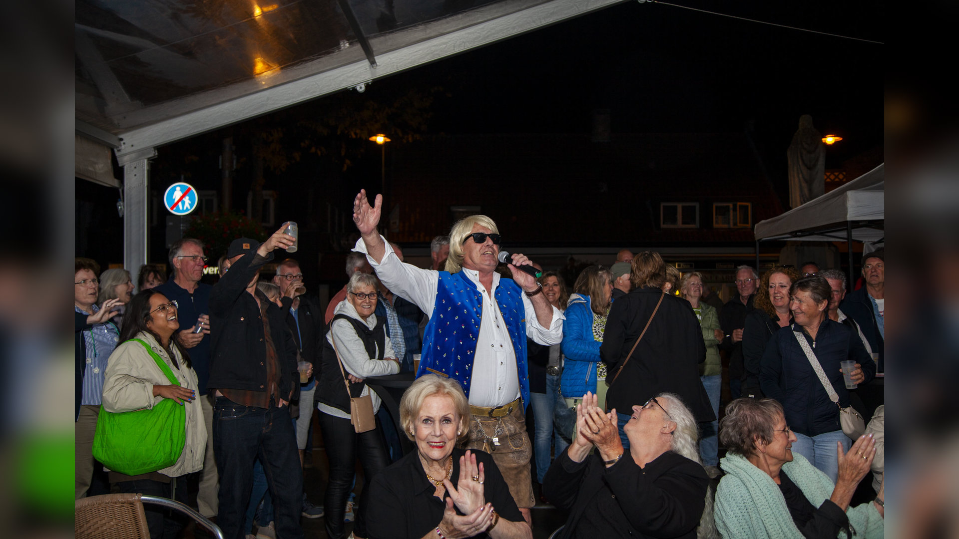 AmeeZing-Rooi-zorgt-voor-zang--n-dans
