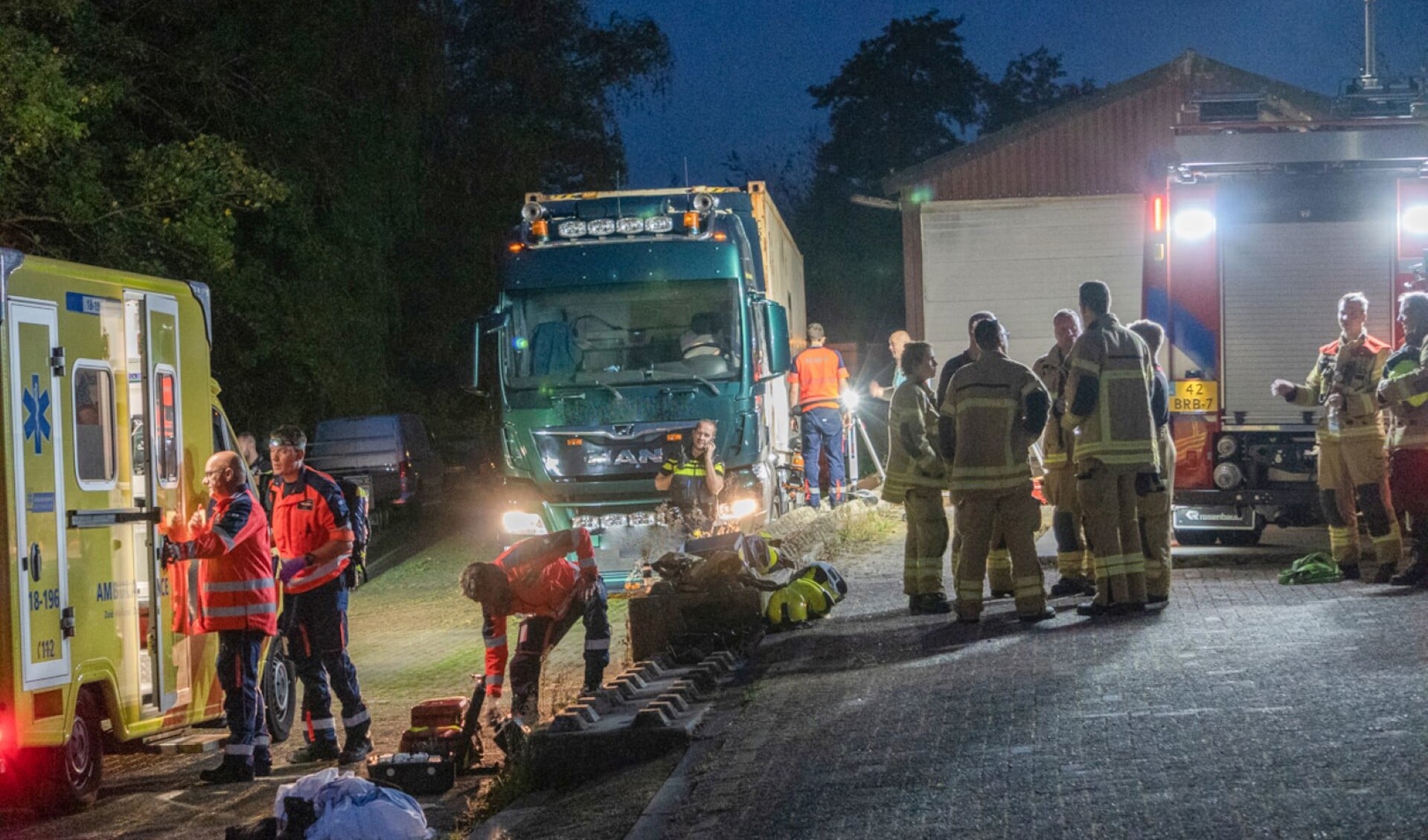 Vrachtwagenchauffeur (71) uit Hardinxveld overlijdt bij ongeval in Bleskensgraaf