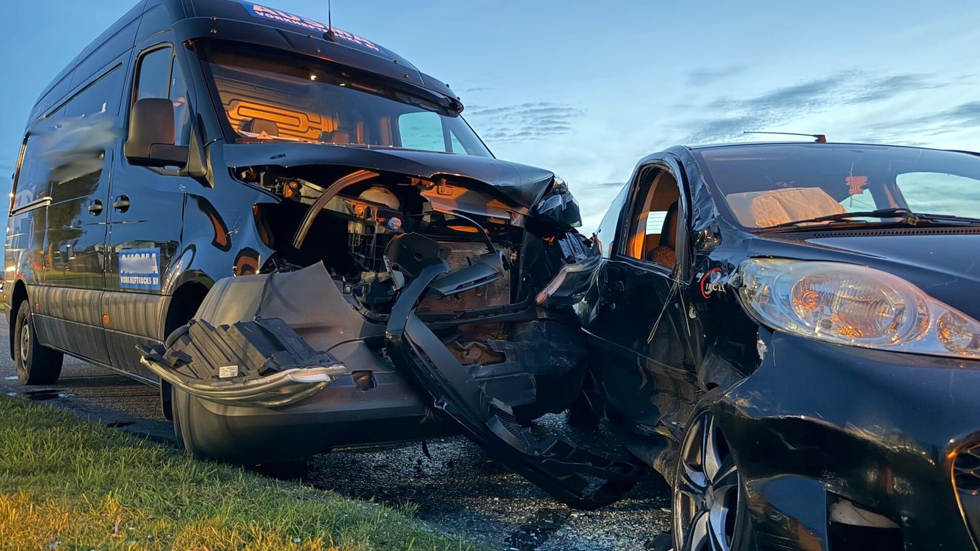 Auto en busje botsen op de Mercurius