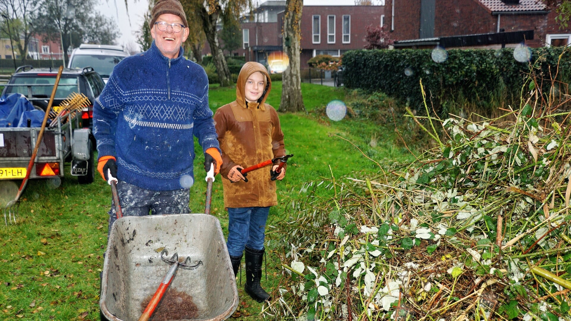 FOTO’S | Vrijwilligers snoeien, zagen en harken tijdens 25e Natuurwerkdag in Lemmer