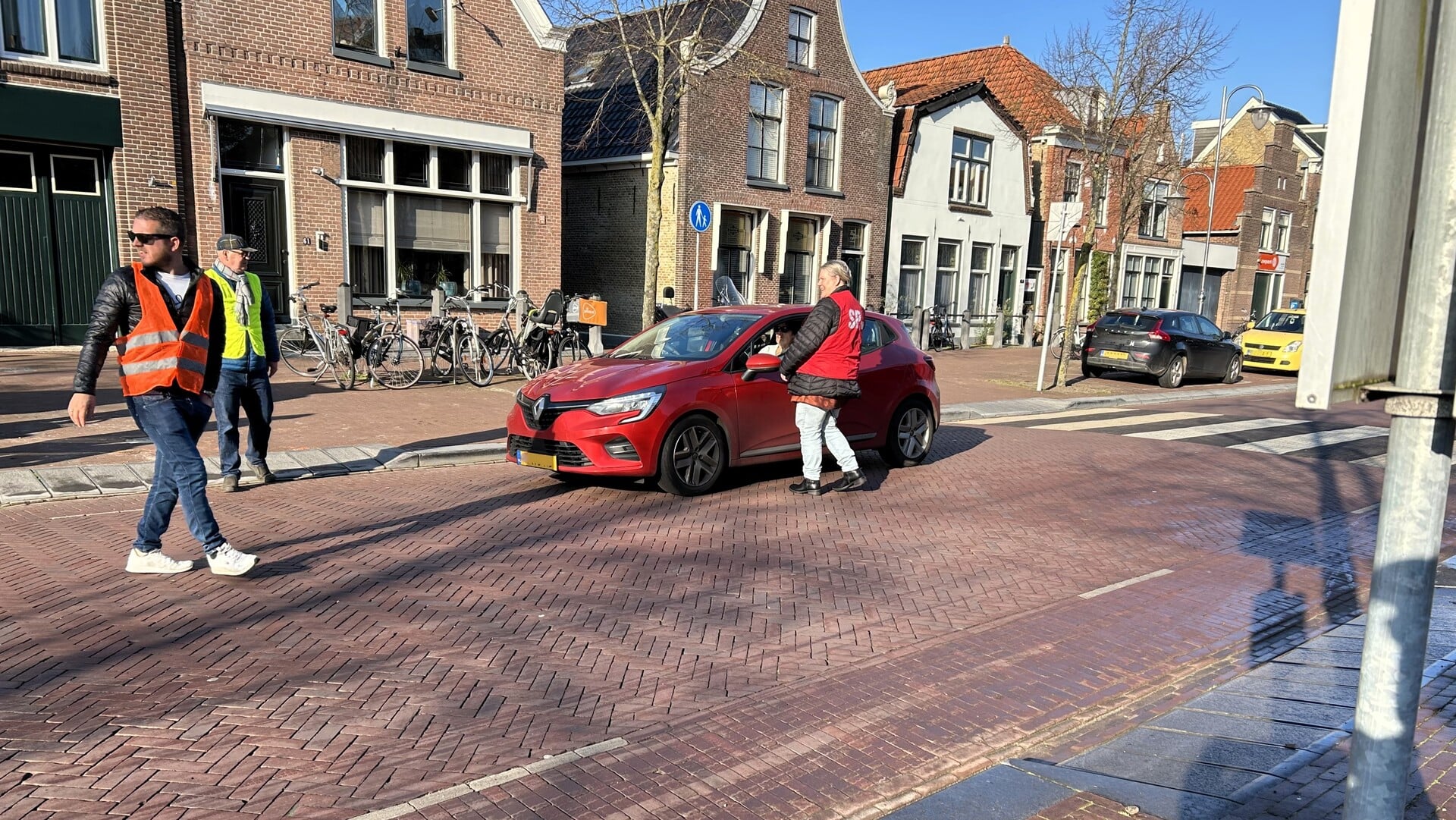 Publieksvriendelijk protest tegen autoluwe binnenstad Sneek: “In een kwartier tijd acht boetes bespa