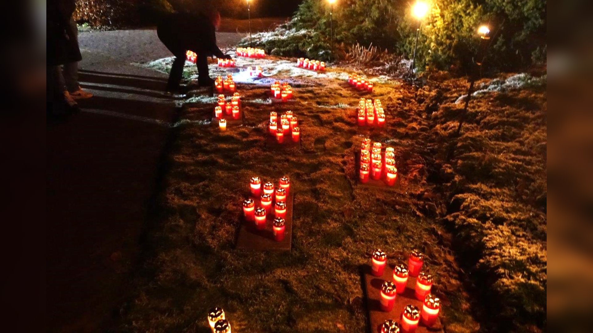 Lichtjes ontsteken tijdens Allerzielen