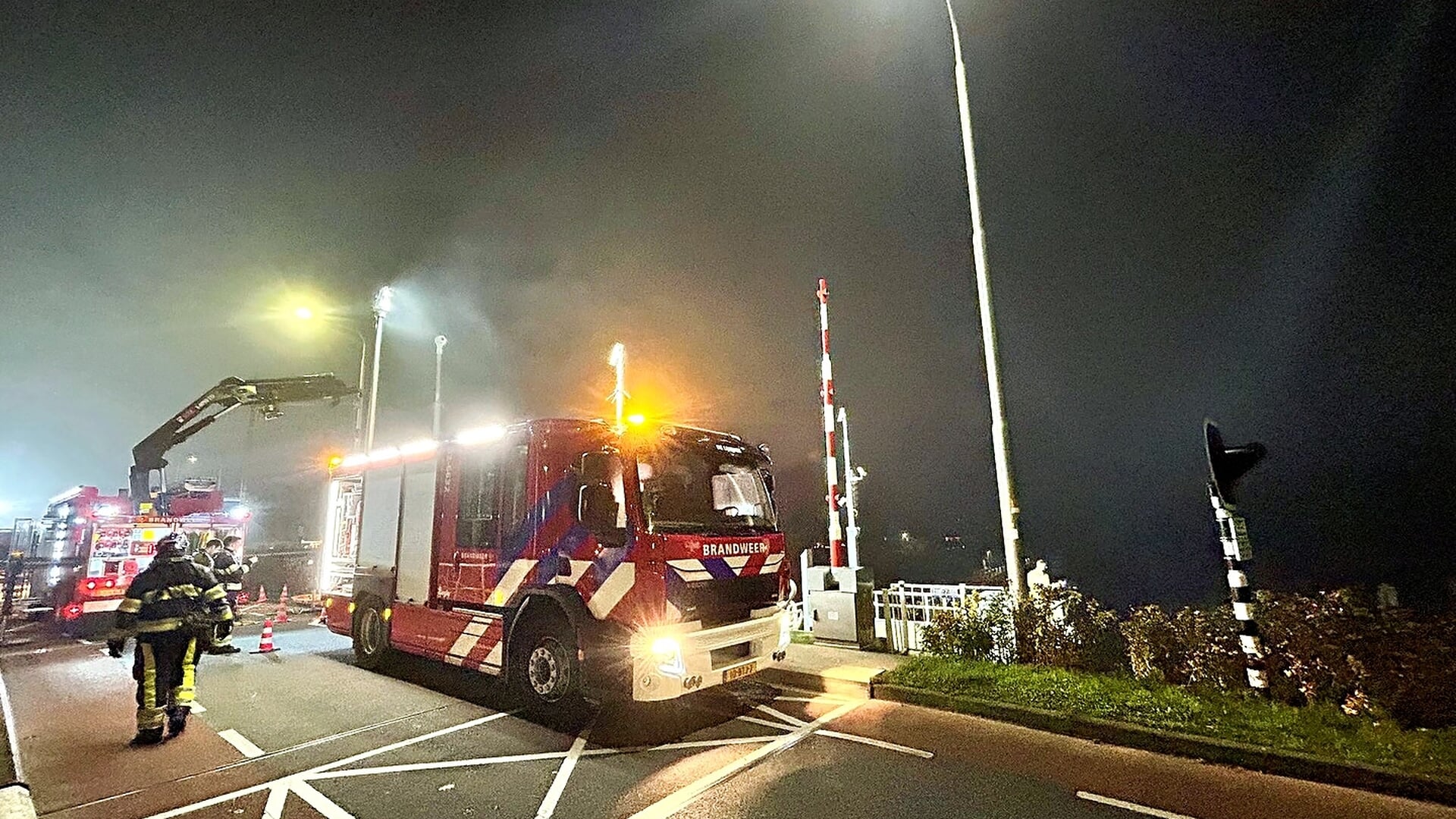 Hulpdiensten rukken massaal uit voor persoon te water Lemmer
