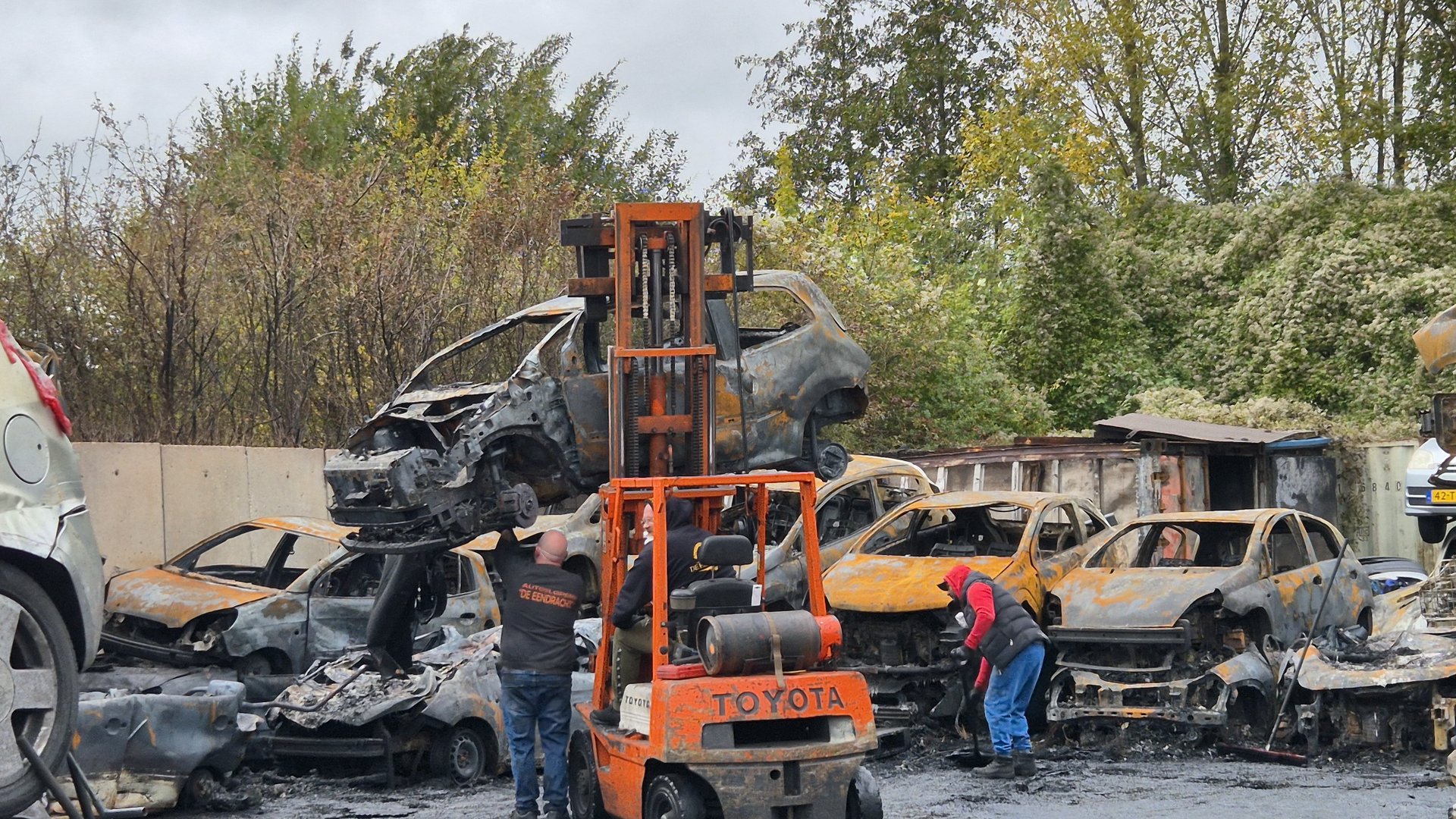 Autosloperij De Eendracht weer open na heftige brand