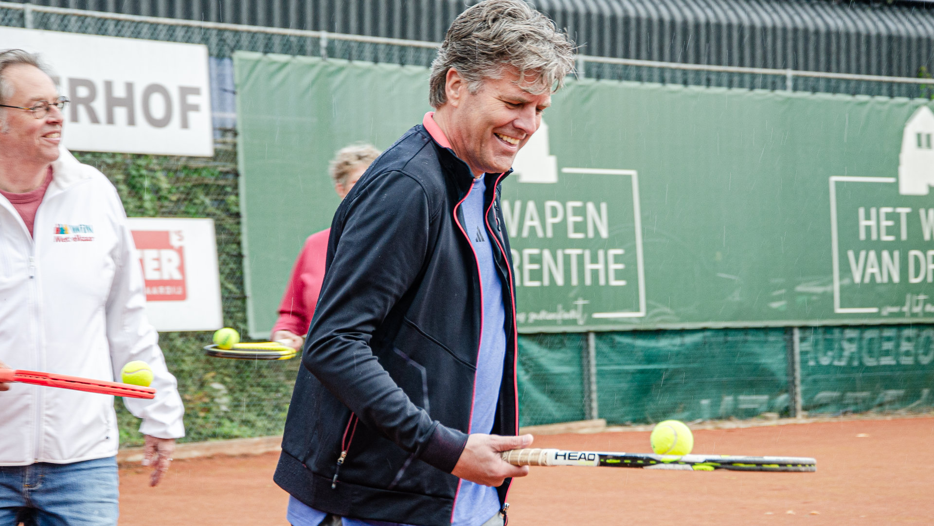 Wethouder slaat balletje mee bij OldStars Tennis in Roderwolde