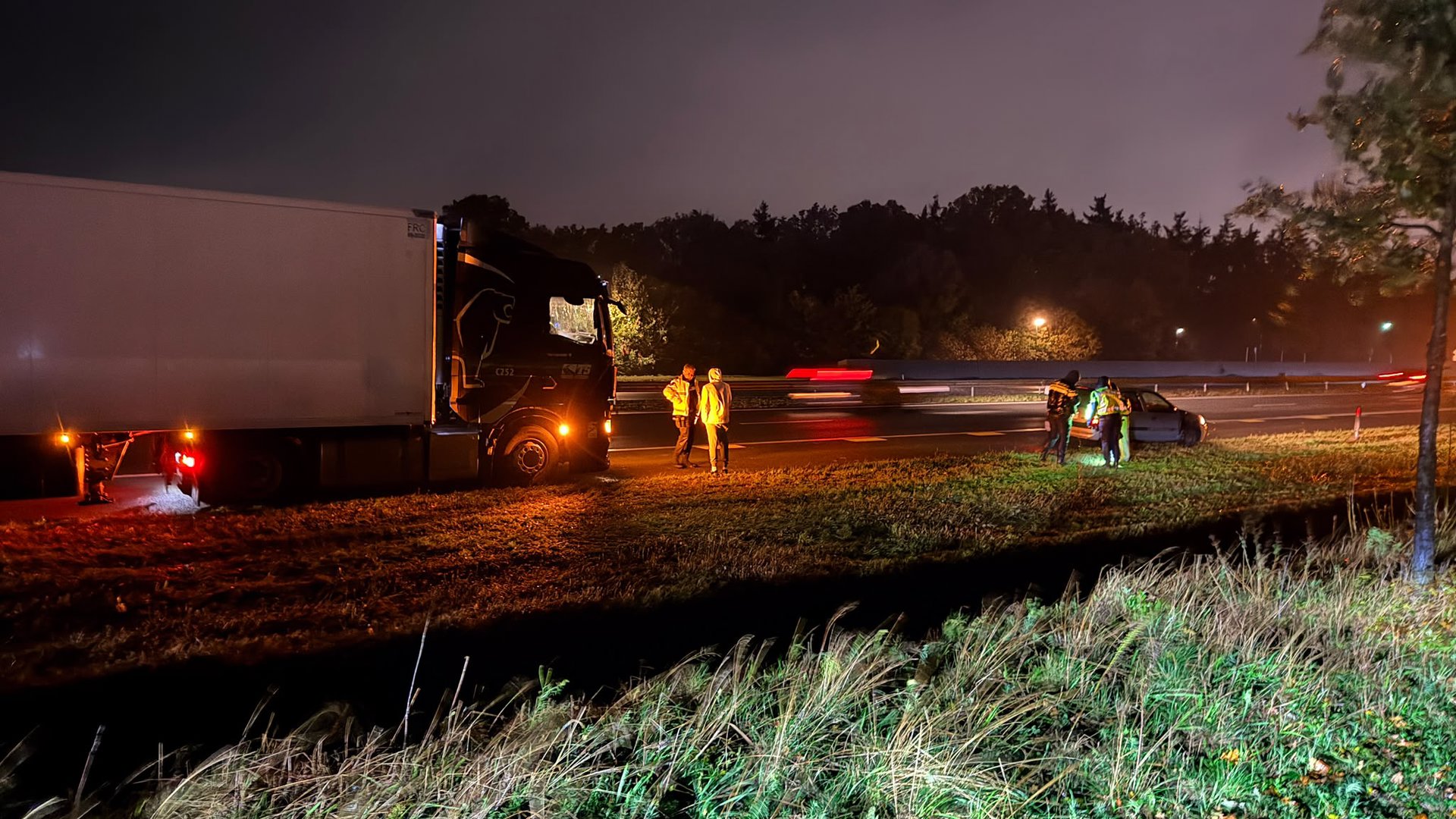 Auto en vrachtwagen botsen op de A50