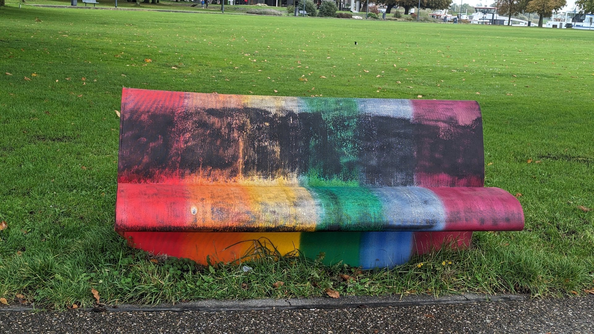Regenboogbankje-Buiten-de-Waterpoort-in-Gorinchem-beklad