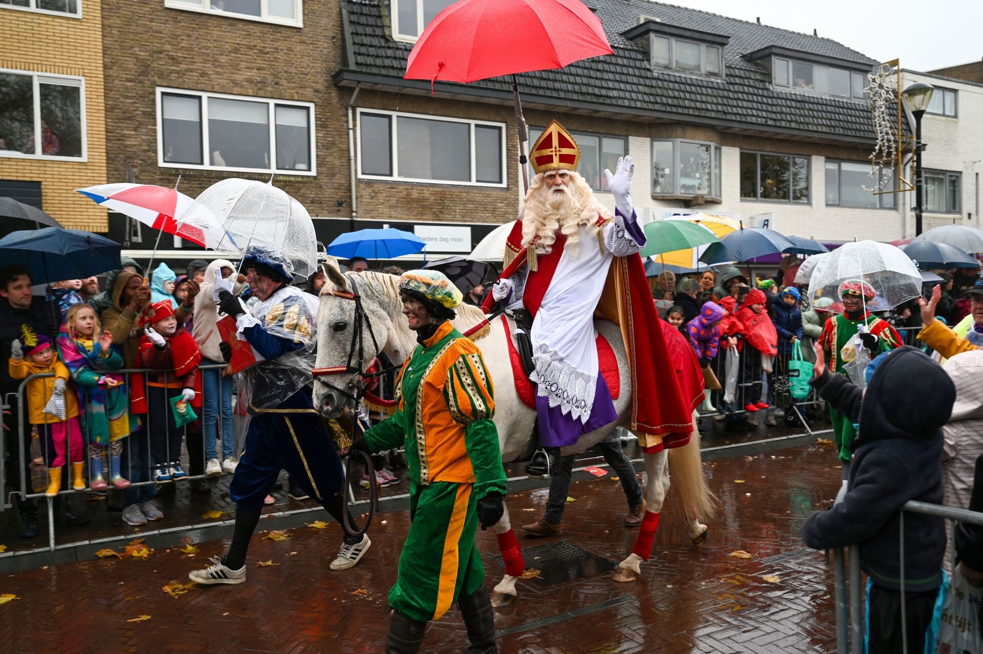 Veel mensen trotseren regen bij intocht Sint | Nieuws uit de regio Soest