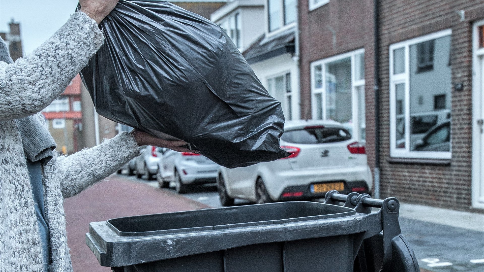 Afval weggooien wordt flink duurder in Katwijk: dit ga je betalen in 2027
