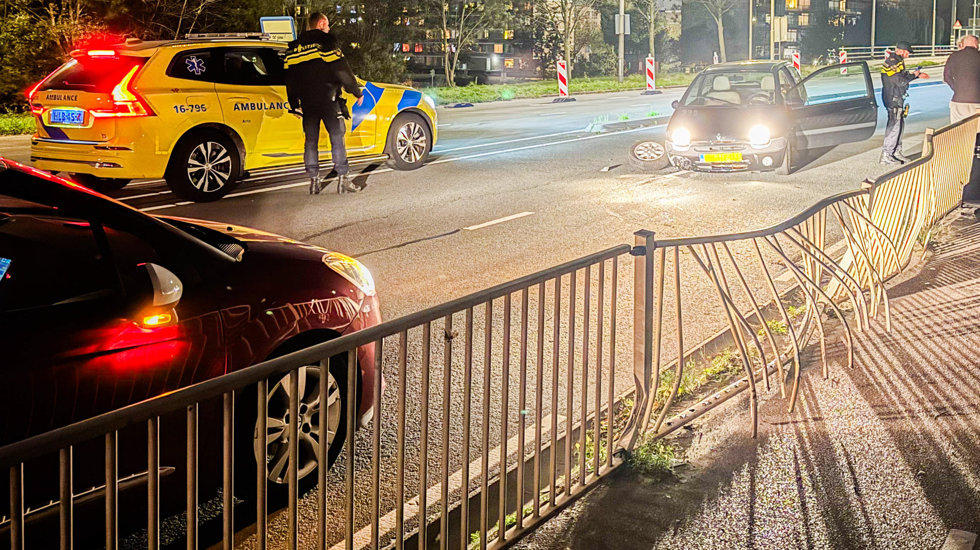 Automobilist botst tegen hekwerk Oude Spoorbaan