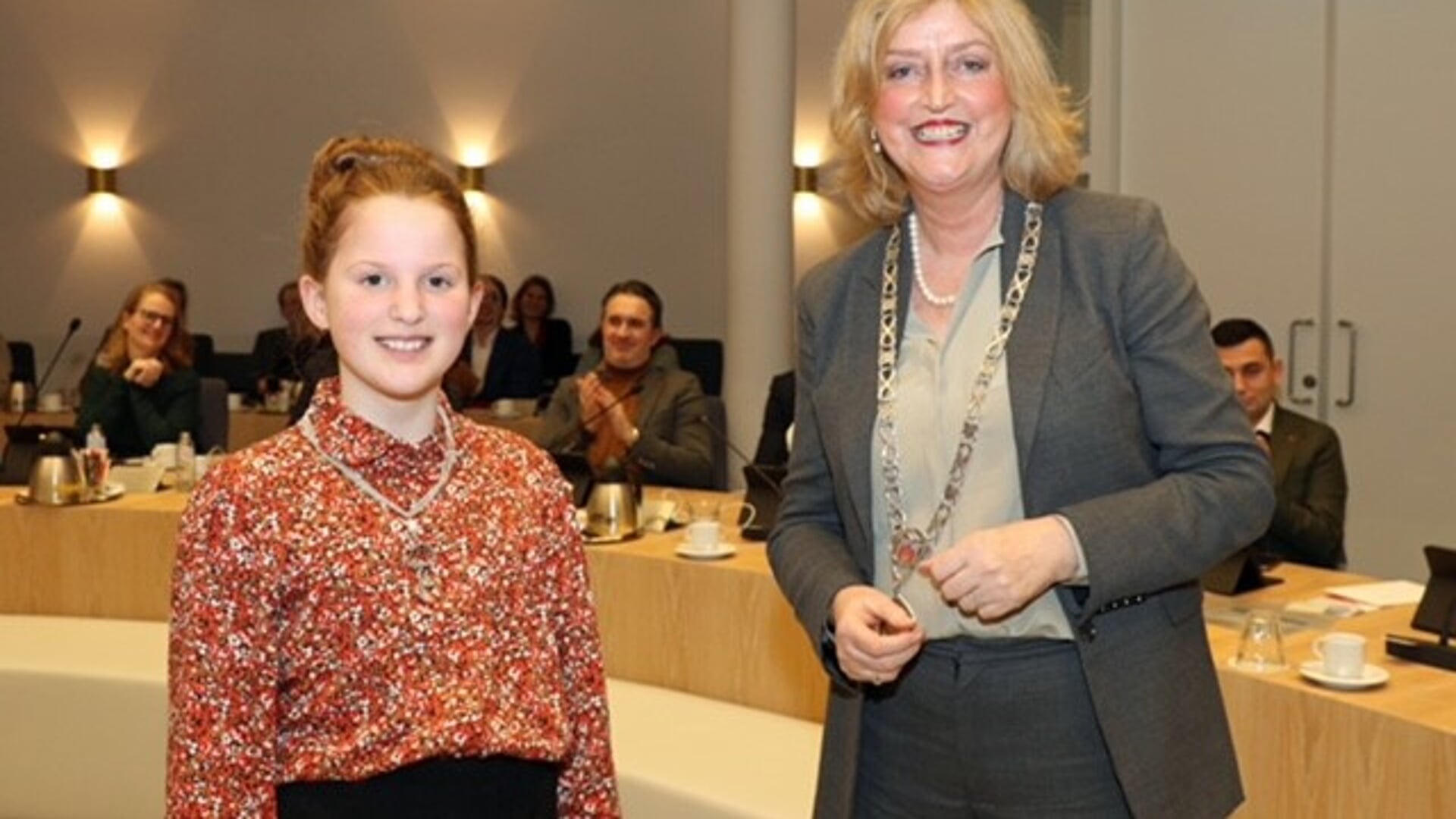 kinderburgemeester-cato-de-lange-reikt-prijs-uit-tijdens