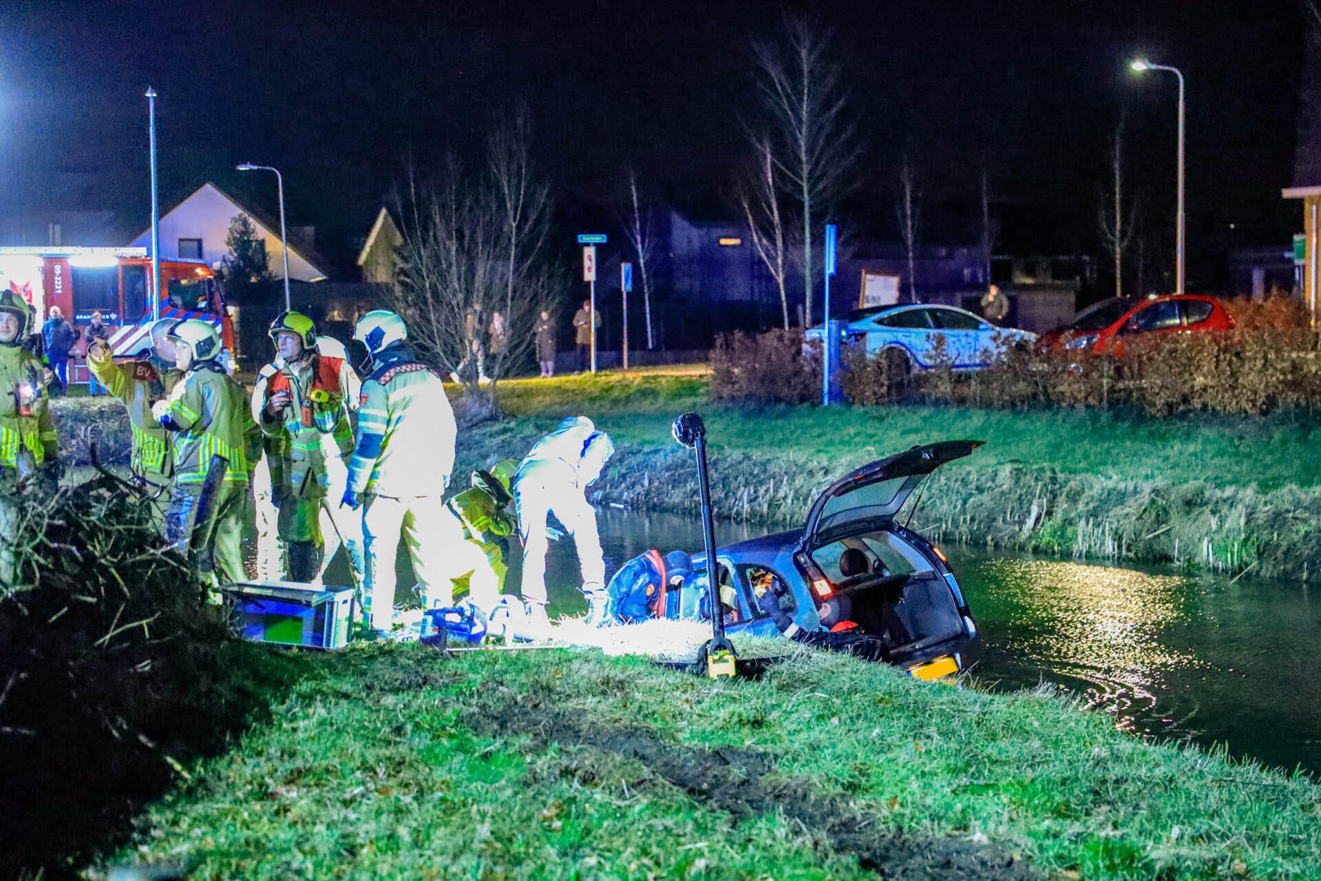 Grote inzet hulpdiensten voor een te water geraakte automobilist in Leusden