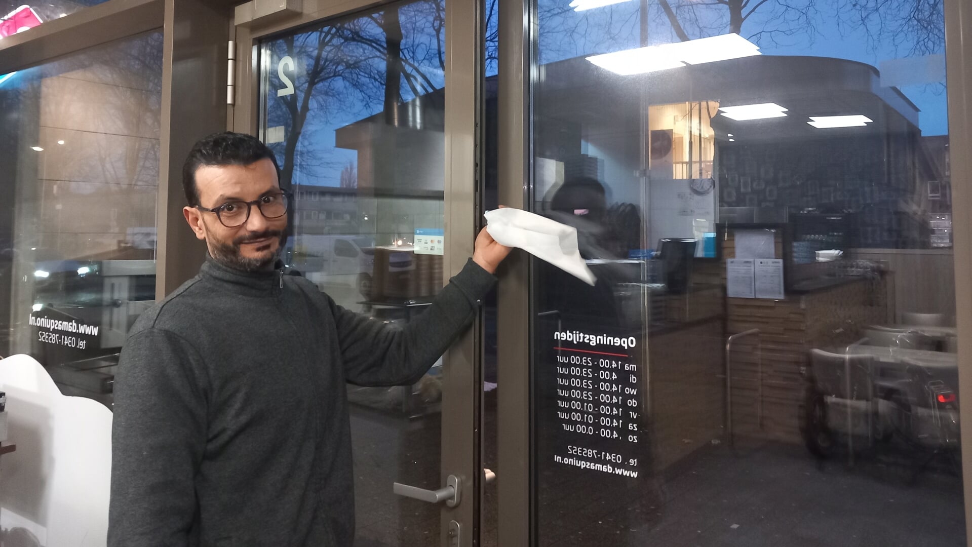 Bewoners klagen over geuroverlast van pizzeria boven winkelcentrum Stadsdennen in Harderwijk