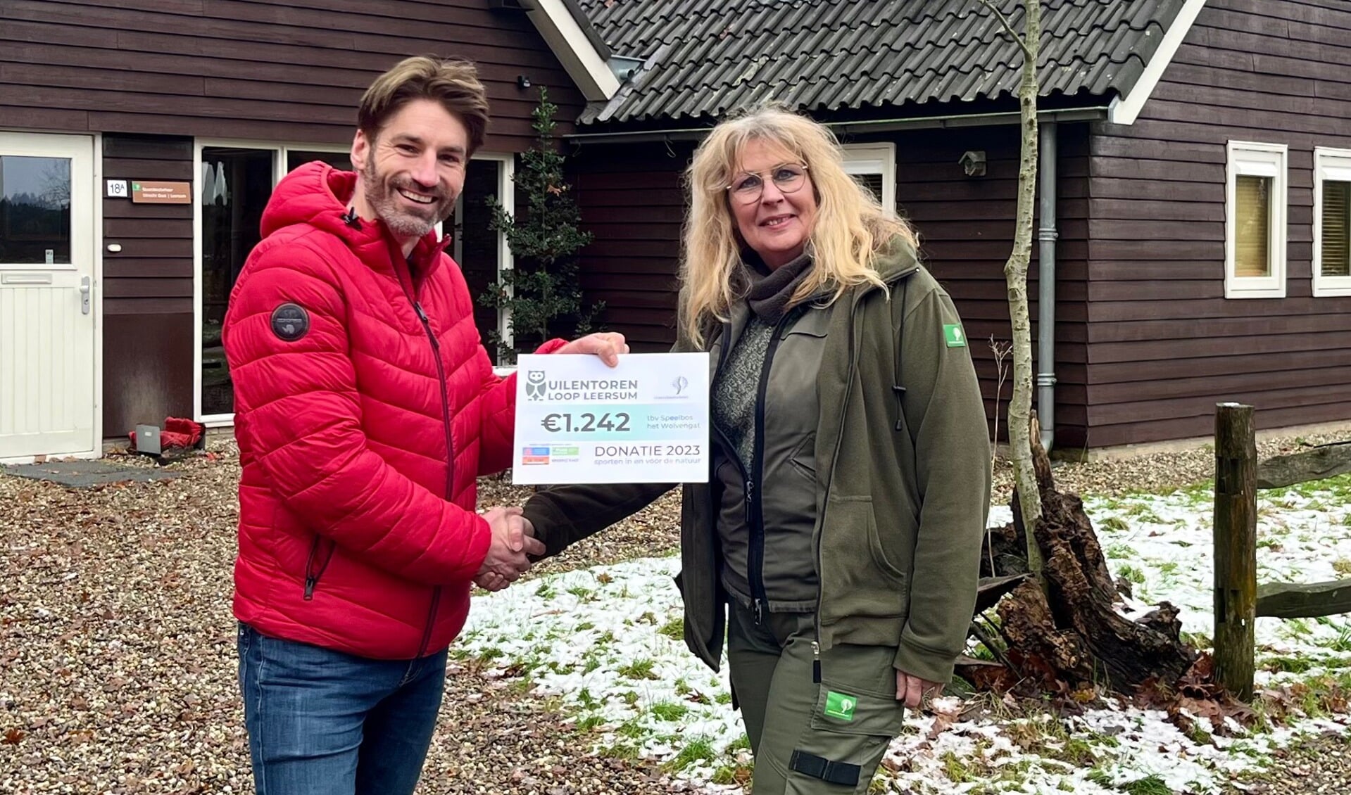 Organisatie Uilentorenloop Leersum doneert bedrag voor herstel Wolvengat